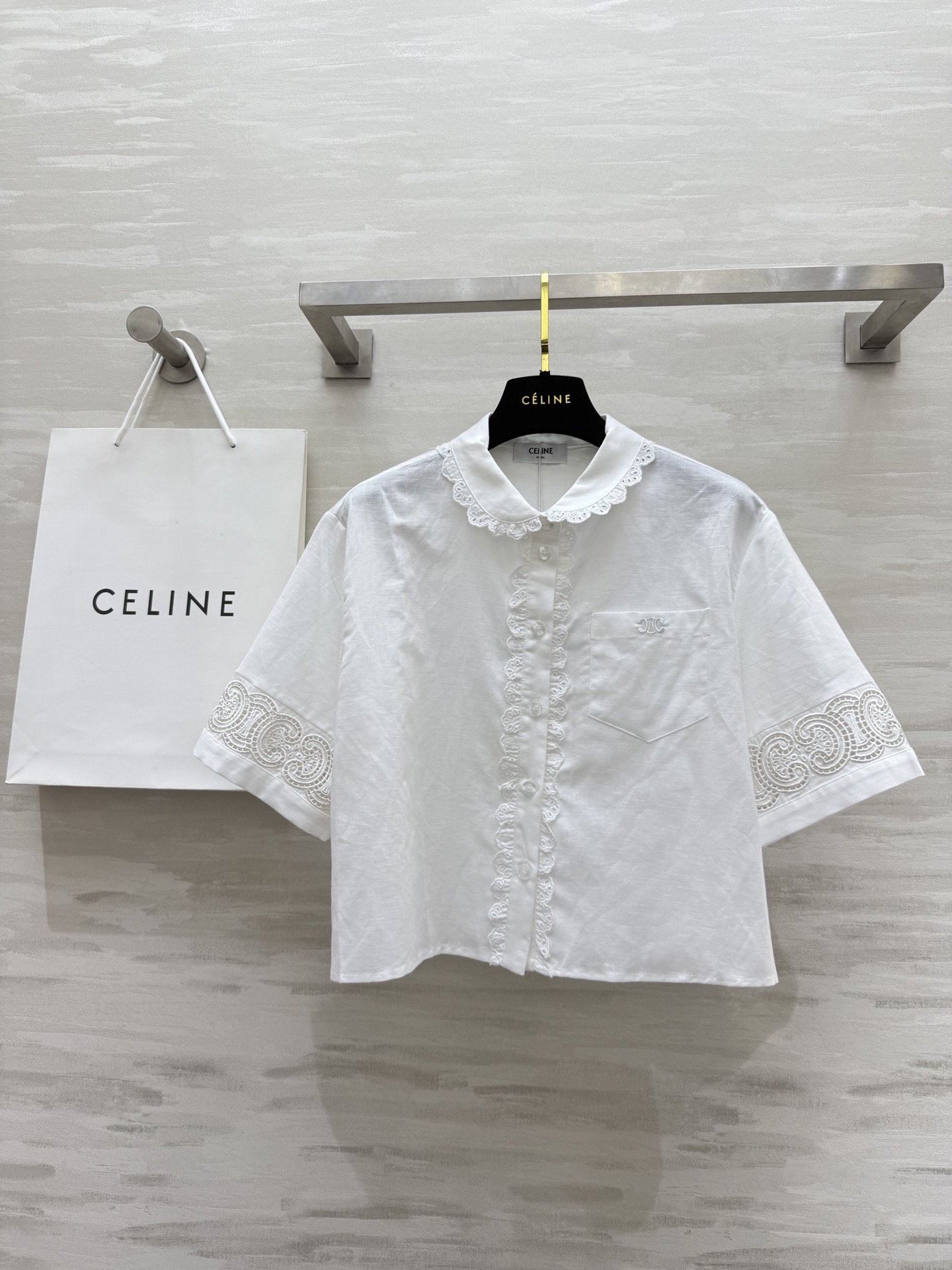 NO:429935,#Celin new style heavy industry embroidery Arc de Triomphe logo short shirt old Qianfeng cotton linen material heavy industry embroidery exquisite and detailed high quality spot first-time sizeS/M/L (size s size 40 shoulder width, bust 100, length 45), celine,shirts,alexander wang19860909#Celin新款 重工刺绣凯旋门logo 短款衬衫 老钱风棉麻材质 重工刺绣精致有细节 高品质 现货首发sizeS/M/L（s码肩宽40,胸围100,衣长45）,,celine,shirts,alexander wang,Women's clothing