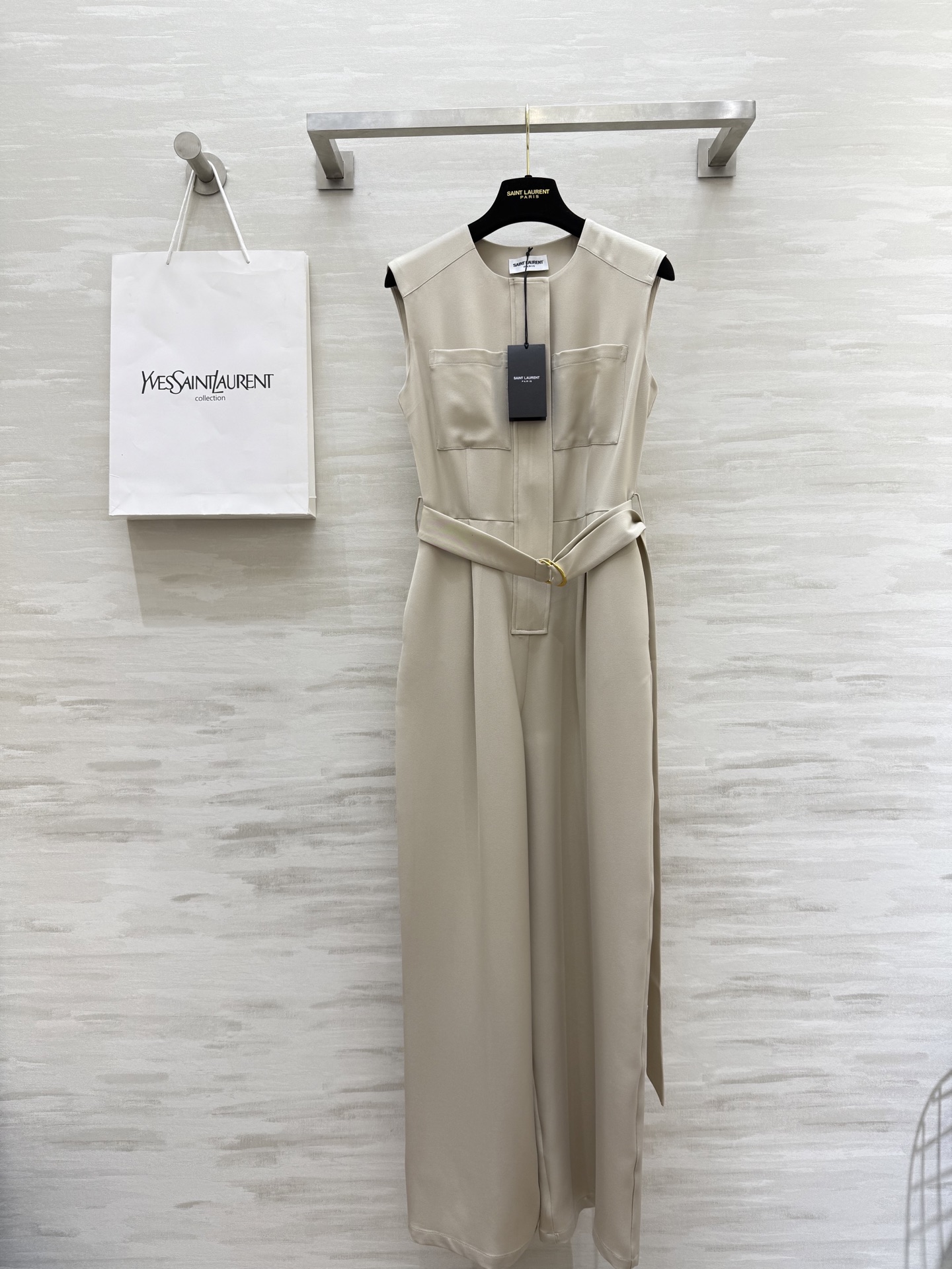 NO:429960,#ysl new style sleeveless work style jumpsuits, neatly tailored and reflect the high-end waist cloth belt outlines the slack feeling, belt series, high-end commuting in workplace and daily dates, high-quality customization, spot first-time sizeS/M/L/XL (s bust 90, garment length 145),,saint laurent,alexander wang19860909#ysl新款 无袖工装风连体裤 利落剪裁衬映高级腰部本布腰带勾勒松弛感 腰带一系 职场通勤、日常约会都能拿捏高级 高品质定制 现货首发sizeS/M/L/XL（s胸围90,衣长145）,,saint laurent,alexander wang,Women's clothing