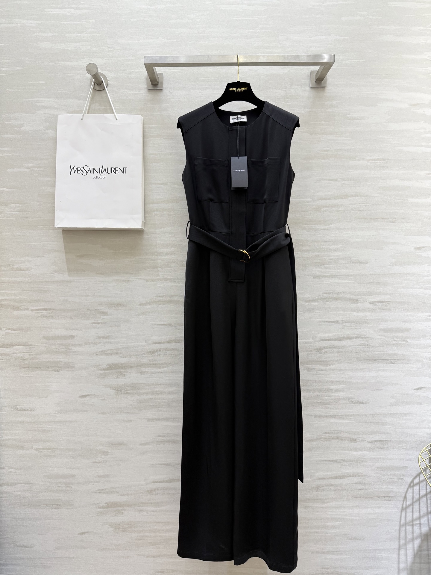 NO:429968,#ysl new style sleeveless work style jumpsuits, neatly tailored and reflect the high-end waist cloth belt outlines the slack feeling, belt series, high-end commuting in workplace and daily dates, high-quality customization, spot first-time sizeS/M/L/XL (s bust 90, garment length 145),,saint laurent,alexander wang19860909#ysl新款 无袖工装风连体裤 利落剪裁衬映高级腰部本布腰带勾勒松弛感 腰带一系 职场通勤、日常约会都能拿捏高级 高品质定制 现货首发sizeS/M/L/XL（s胸围90,衣长145）,,saint laurent,alexander wang,Women's clothing