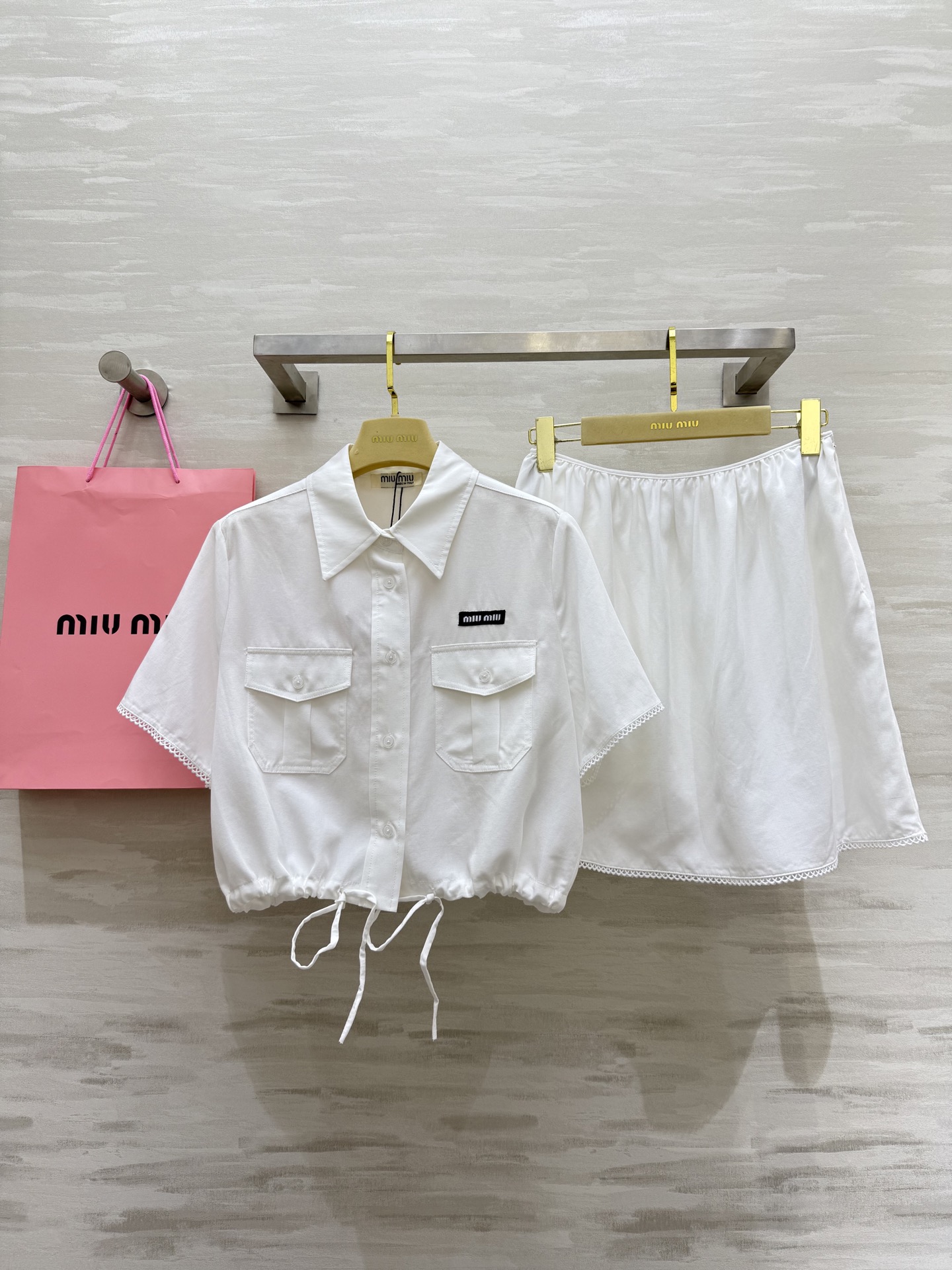 NO:429976,#Miumi's new playful age-reducing set, classic short cut, a set of matching to show long legs, casual and lazy, Tencel linen blend fabric, light and breathable, small logo badge decoration, online, flexible drawstring design, high-quality customization, spot first-time sizeS/M/L (size s-shoulder width 37, bust 100, 44, waist 68, skirt length 43),,miumiu, skirt 45, alexander wang19860909#Miumi新款俏皮减龄套装 经典短款剪裁 一套搭配显长腿比例 随意慵懒 天丝亚麻混纺面料 轻薄透气性很好 小logo徽章装饰细节感在线 衬衣灵活抽绳设计 高品质定制 现货首发sizeS/M/L（ s码肩宽37,胸围100,衣长44,腰围68,裙长43）,,miumiu,skirts,alexander wang,Women's clothing