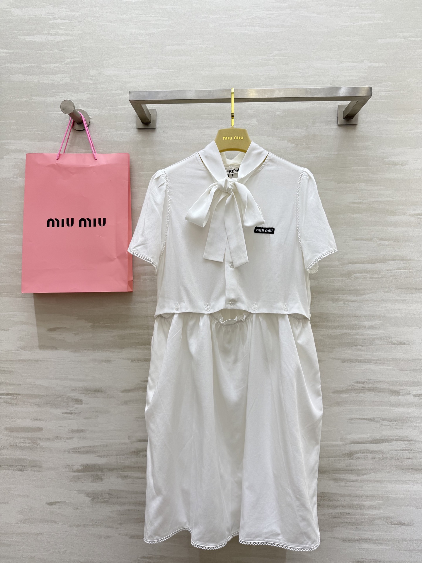 NO:429942,#Miumi new style, disassembled three-piece dress, disassembled scarf-style streamer design, embroidered water-soluble lace embellishment, not picky for people, huge slim upper body, salty and sweet playful girlish style, clean pure white, pure and flawless, high-quality customization, spot first-time sizeS/M/L (size size 44 shoulder width, bust 92, length 92),,miumiu, skirts, alexander wang19860909#Miumi新款 拆卸三件套连衣裙 拆卸围巾式飘带设计 刺绣水溶花边点缀 不挑人版型上身巨显瘦 可盐可甜俏皮少女风 干干净净的纯白色 纯净无暇 高品质定制 现货首发sizeS/M/L（s码肩宽44,胸围92,衣长92）,,miumiu,skirts,alexander wang,Women's clothing