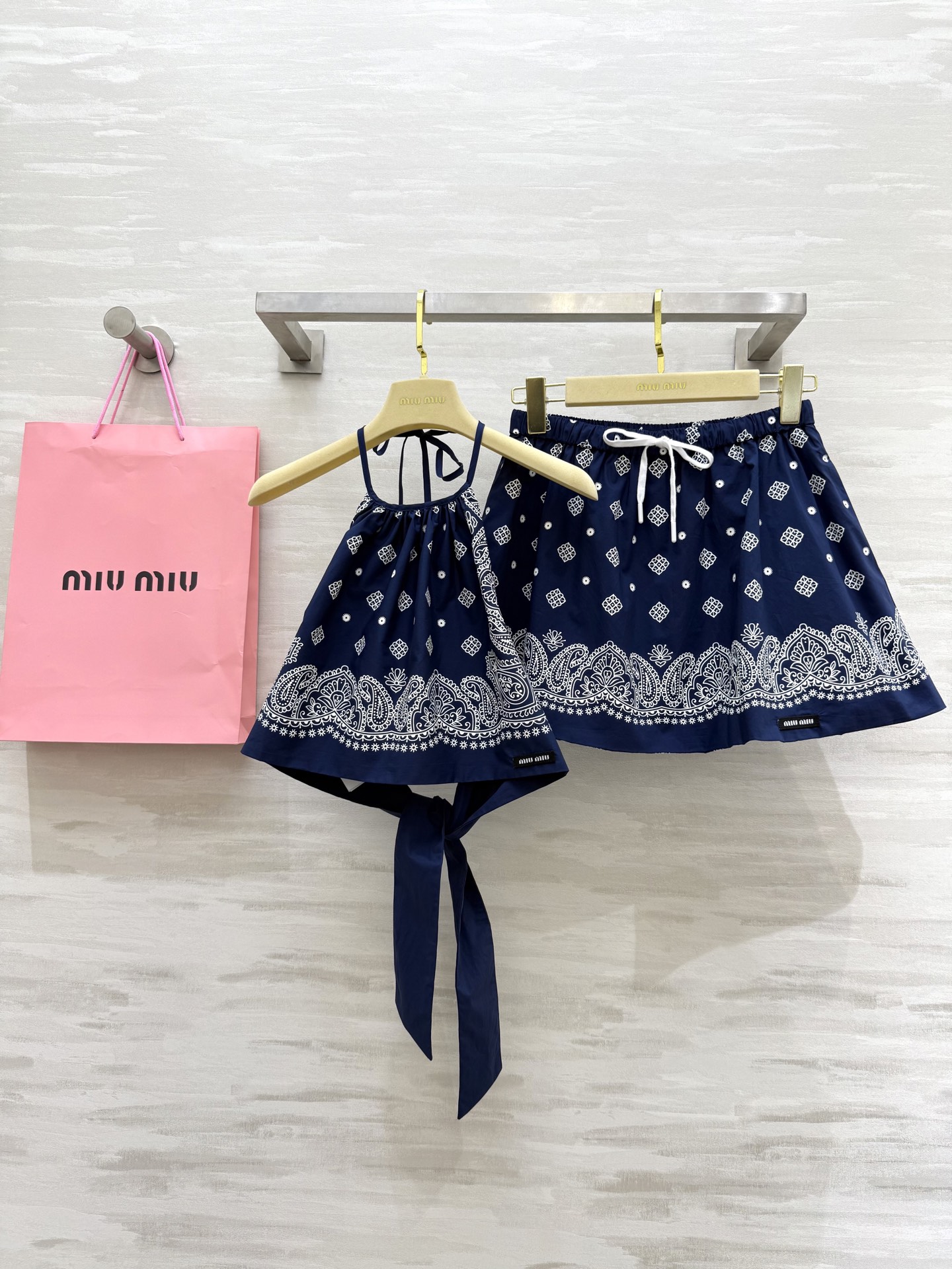 NO:430605,Tops, skirts #Miumi Bohemia New retro print series A set of matching vacation is really suitable for taking photos and making a big picture. It is definitely fashionable and age-reducing. Full of vitality. Retro and stylish. You can also wear them separately. High-quality customization. Spot sizeS/M/L (size size 82, sleeved length 39, skirt waist 64, skirt length 34).,,miumiu, skirt, alexander wang19860909上衣,半裙#Miumi波西米亚 新款复古印花系列 一套搭配 度假真的太适合了 拍照巨出片 妥妥的时髦和减龄 活力满满 复古有范 也可以分开搭配穿 高品质定制 现货首发sizeS/M/L（s码胸围82,衣长39,半裙腰围64,裙长34）.,,miumiu,skirts,alexander wang,Women's clothing