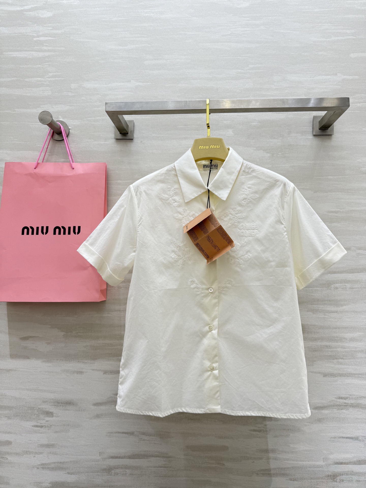 NO:430611,#Miumi new embroidered short-sleeved shirt, high-quality customization, spot first-time sizeS/M/L (),,miumiu,T-shirt,alexander wang19860909#Miumi新款绣花短袖衬衣 高品质定制 现货首发sizeS/M/L（）,,miumiu,T-shirt,alexander wang,Women's clothing