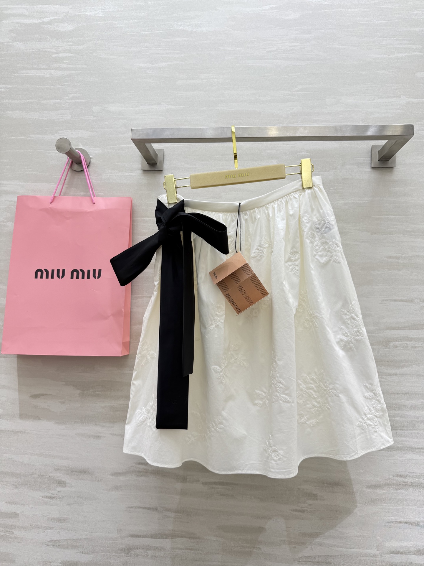 NO:430618,#Miumi show style bow strap embroidered skirt high quality customization spot first release sizeS/M/L(), miumiu, skirts, alexander wang19860909#Miumi秀款 蝴蝶结绑带绣花半裙 高品质定制 现货首发sizeS/M/L（）,,miumiu,skirts,alexander wang,Women's clothing