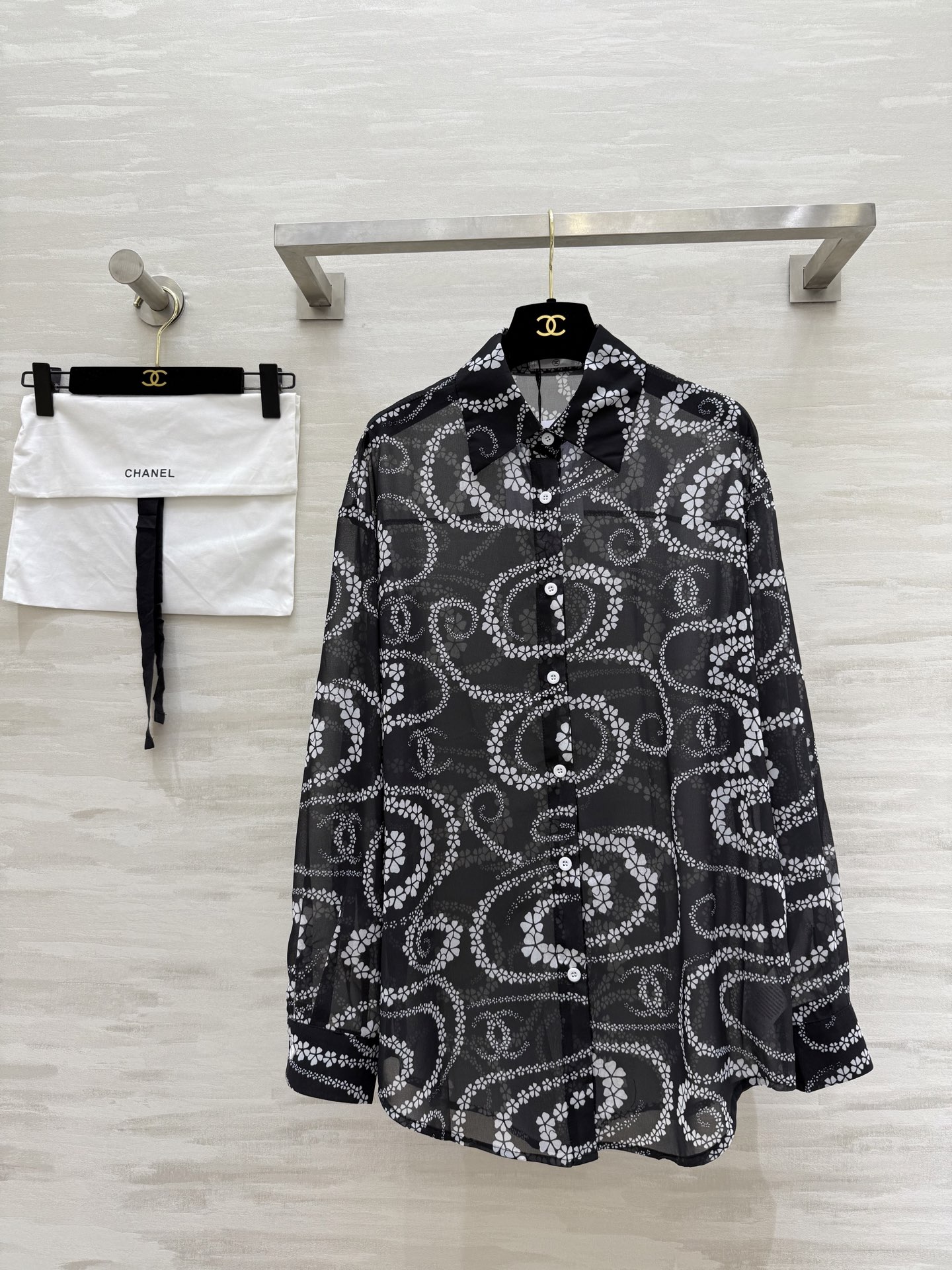 NO:430602,#Chane Beach, Xiang Grandma Beach Series, the first choice for vacation, the light and sunscreen shirt is pure and charming, the light georgette print is exquisite and fashionable, the spot first release size36/38/40 (38 size shoulder width 52, bust 118, length 70),,chanel,alexander wang19860909#Chane沙滩 香奶奶沙滩系列 度假首选轻薄防晒衬衣 气质纯欲有韵味噢 轻薄乔其纱印花精致时髦 现货首发size36/38/40（38码肩宽52,胸围118,衣长70）,,chanel,alexander wang,Women's clothing