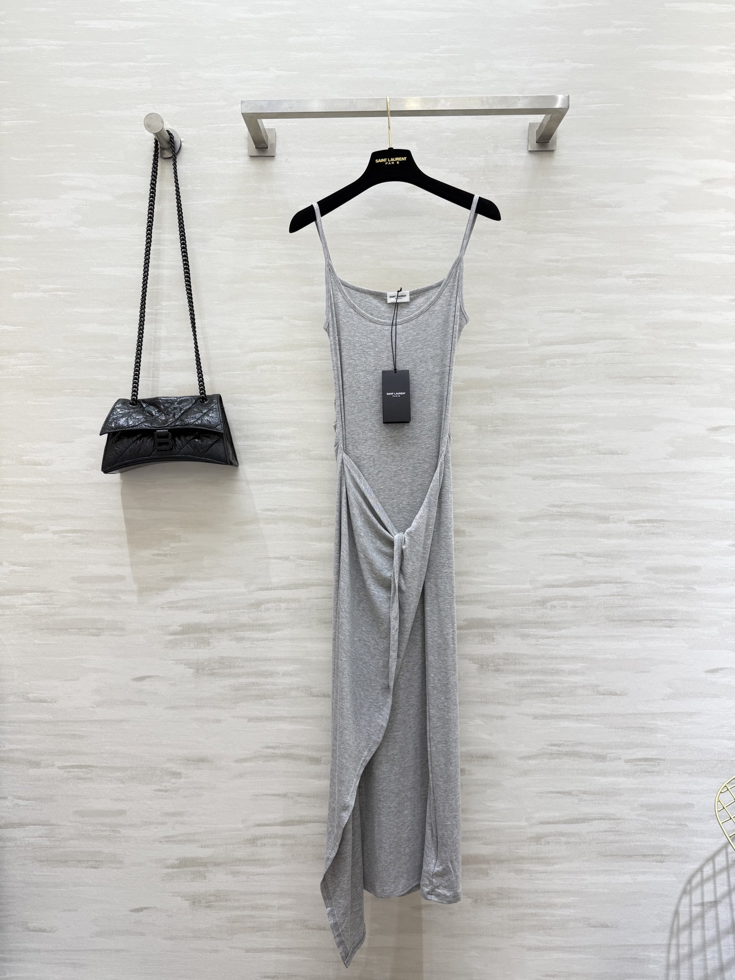 NO:431361,#ysl new style, U-neck waist-closing suspender skirt, large U-neck giant slim suspender adjustable, knot design makes it look slim and design-like, effortless to be fashionable, easy to see 'paper man'!  High-quality customization Spot first-time sizeS/M/L (size s size 70, waist 60, skirt length 116), saint laurent, skirt ts, alexander wang19860909#ysl新款 U型领收腰吊带裙 大U领巨巨巨显瘦吊带可调节 纽结设计显瘦又有设计感 时髦起来毫不费力 轻松'纸片人”既视感！高品质定制 现货首发sizeS/M/L（s码胸围70,腰围60,裙长116）,,saint laurent,skirts,alexander wang,Women's clothing