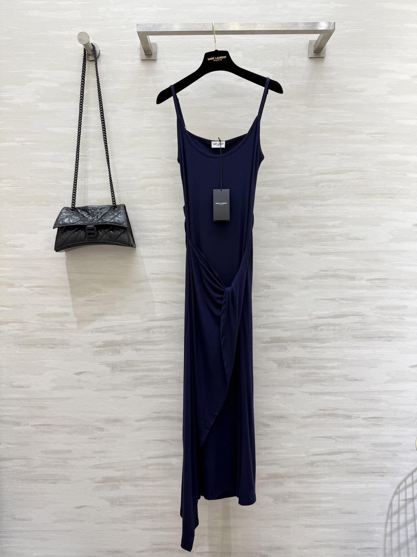 NO:431370,#ysl new style, U-neck waist-closing suspender skirt, large U-neck giant slim suspender adjustable, knot design makes it look slim and design-like, effortless to be fashionable, easy to see 'paper man'!  High-quality customization Spot first-time sizeS/M/L (size s size 70, waist 60, skirt length 116), saint laurent, skirt ts, alexander wang19860909#ysl新款 U型领收腰吊带裙 大U领巨巨巨显瘦吊带可调节 纽结设计显瘦又有设计感 时髦起来毫不费力 轻松'纸片人”既视感！高品质定制 现货首发sizeS/M/L（s码胸围70,腰围60,裙长116）,,saint laurent,skirts,alexander wang,Women's clothing