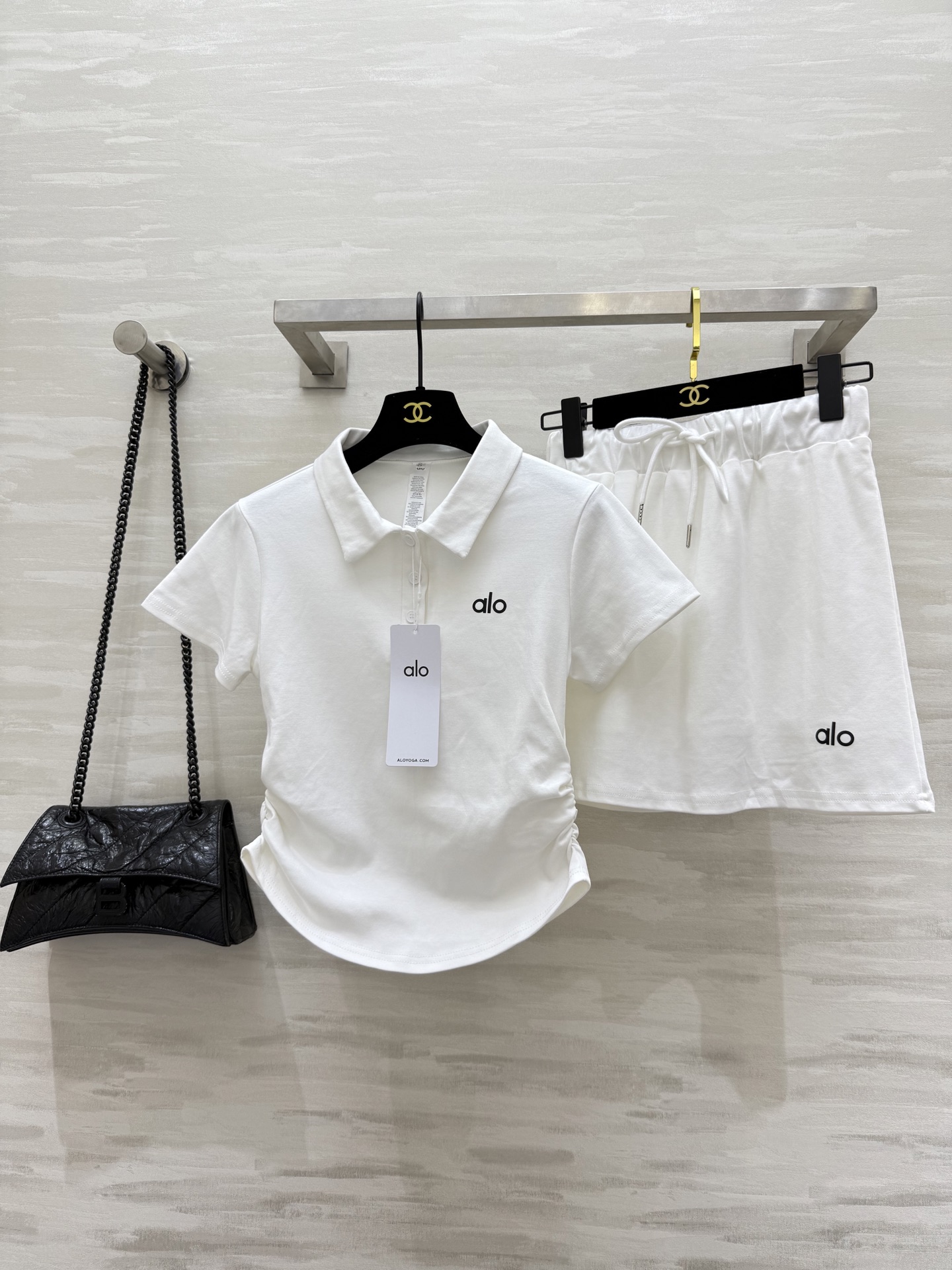 NO:431348,#alo new casual suit Polo shirt design is simple and stylish. The neckline is slightly raised and easily concaves the delicate V-face. The fabric is skin-friendly and breathable. It can quickly dry when wearing it during exercise. It is also very comfortable to go out on the street every day. The short skirt is just right. The leg lines are full of vitality. High-quality customization. Spot sizeS/M/L (), skirts, alexander wang19860909#alo新款休闲套装 Polo衫设计简约又不失时尚感 领口微微立起轻松凹出精致小V脸 面料亲肤又透气 运动时穿排汗速干 日常出街也超舒适 短裙长度恰到好处 修饰腿部线条 活力满满 高品质定制 现货首发sizeS/M/L（）,,skirts,alexander wang,Women's clothing