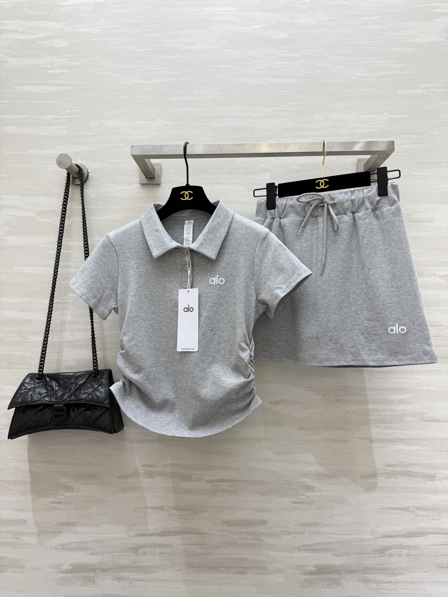 NO:431358,#alo new casual suit Polo shirt design is simple and stylish. The neckline is slightly raised and easily concaves the delicate V-face. The fabric is skin-friendly and breathable. It can quickly dry when wearing it during exercise. It is also very comfortable to go out on the street every day. The short skirt is just right. The leg lines are full of vitality. High-quality customization. Spot sizeS/M/L (), skirts, alexander wang19860909#alo新款休闲套装 Polo衫设计简约又不失时尚感 领口微微立起轻松凹出精致小V脸 面料亲肤又透气 运动时穿排汗速干 日常出街也超舒适 短裙长度恰到好处 修饰腿部线条 活力满满 高品质定制 现货首发sizeS/M/L（）,,skirts,alexander wang,Women's clothing