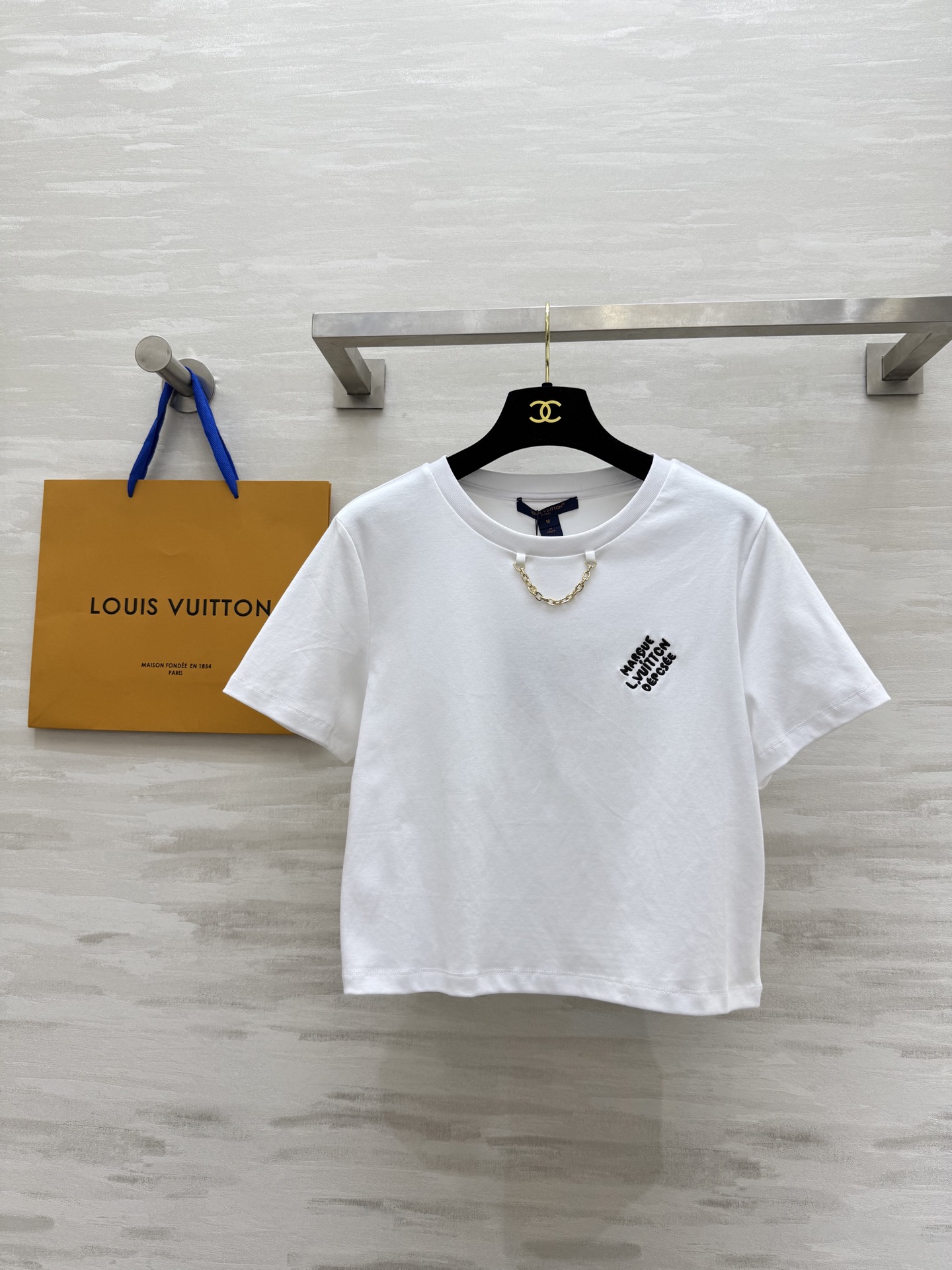NO:432126,#Lv new style contrast embroidered letter pattern chain short T-shirt high-quality customization spot first-time sizeS/M/L(),,louis vuitton,tees, t-shirt,alexander wang19860909#Lv新款 撞色刺绣字母图案 链条短款T恤 高品质定制 现货首发sizeS/M/L（）,,louis vuitton,tees，t-shirt,alexander wang,Women's clothing