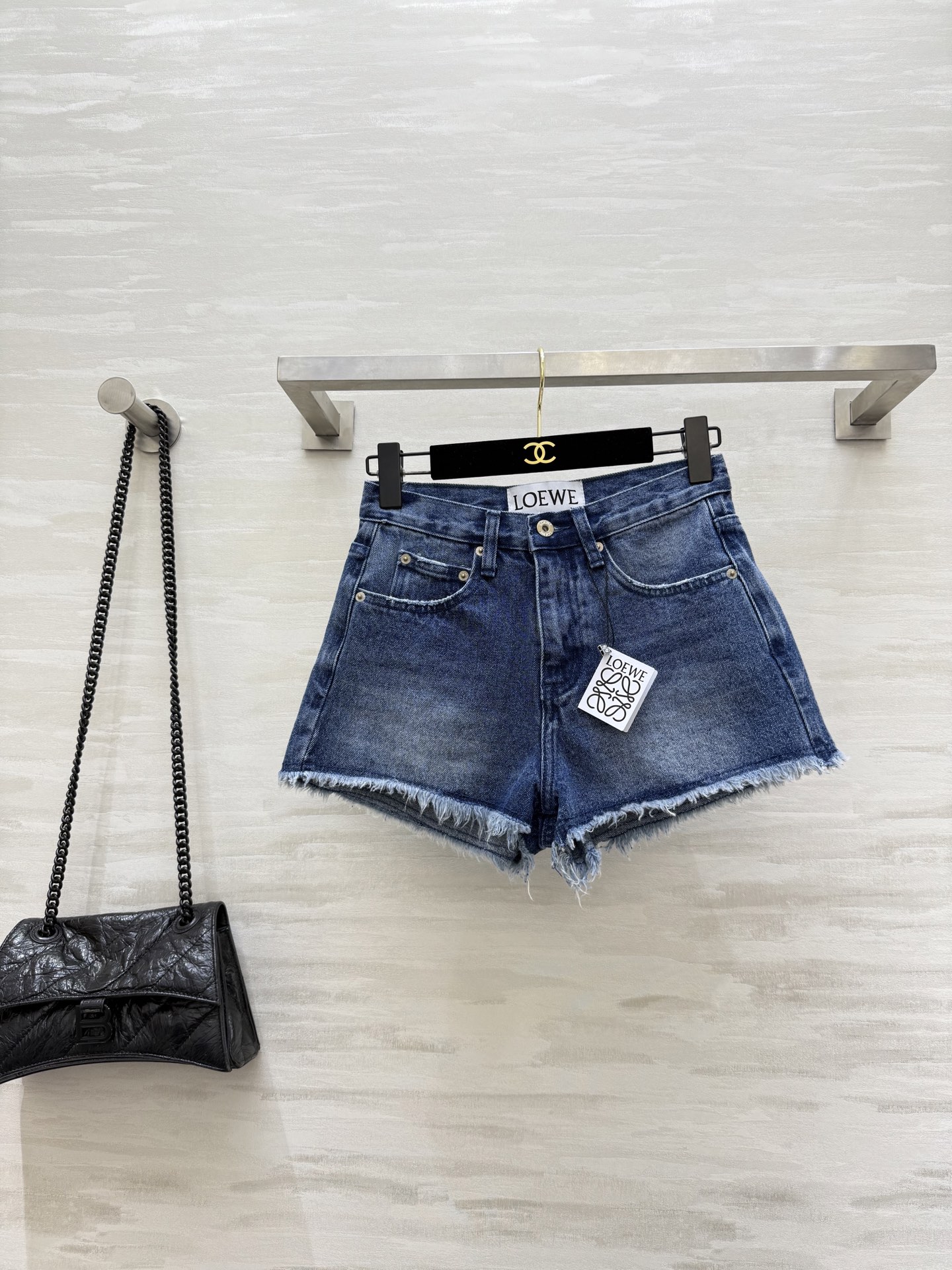 NO:432091,#Loew Summer Series Paula's denim shorts blend the brand's iconic minimalist tailoring and creative details. The grinding tassel craftsmanship focuses on silhouette and comfort. A must-have artifact for early summer. High-quality customization. Spot-first sizeS/M/L (), loewe, shorts, alexander wang19860909#Loew夏日系列paula's牛仔短裤 融合品牌标志性极简剪裁和创意细节 磨边流苏工艺注重廓形和舒适性 初夏出街必备神器 高品质定制 现货首发sizeS/M/L（）,,loewe,shorts,alexander wang,Women's clothing