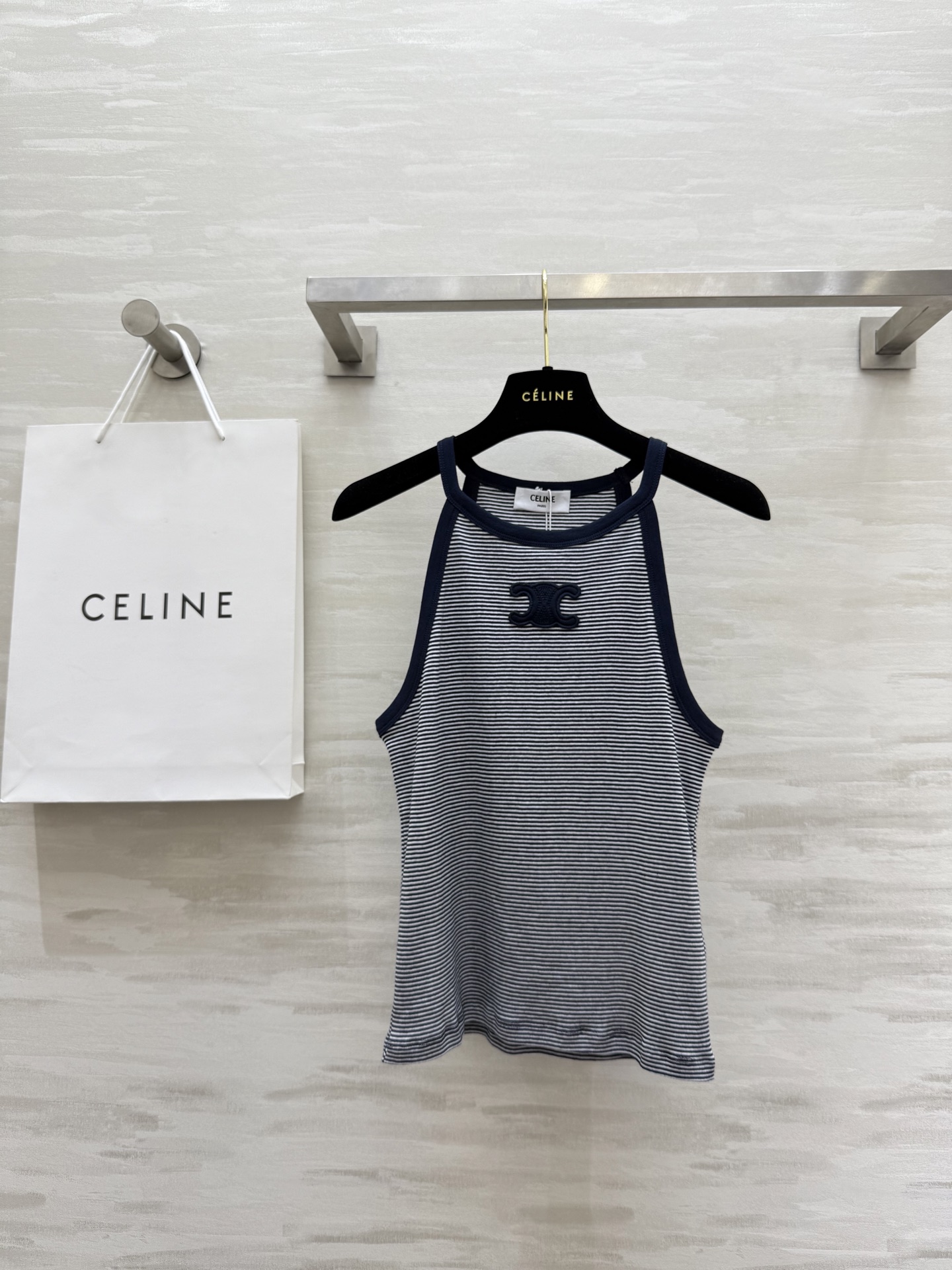 NO:432110,#CELIN new striped neck vest striped items are still indispensable Arc de Triomphe striped neck hanger injects a hint of lazy and freshness into summer style. You can perfectly match with skirts and trousers~High quality customization. Spot first-time sizeS/M/L (), celine, skirts, alexander wang19860909#CELIN新品条纹挂脖背心 条纹单品依旧不可或缺 凯旋门条纹挂脖吊带 为夏日造型注入一丝慵懒清新 随意搭配裙装裤装都能完美驾驭～高品质定制 现货首发sizeS/M/L（）,,celine,skirts,alexander wang,Women's clothing