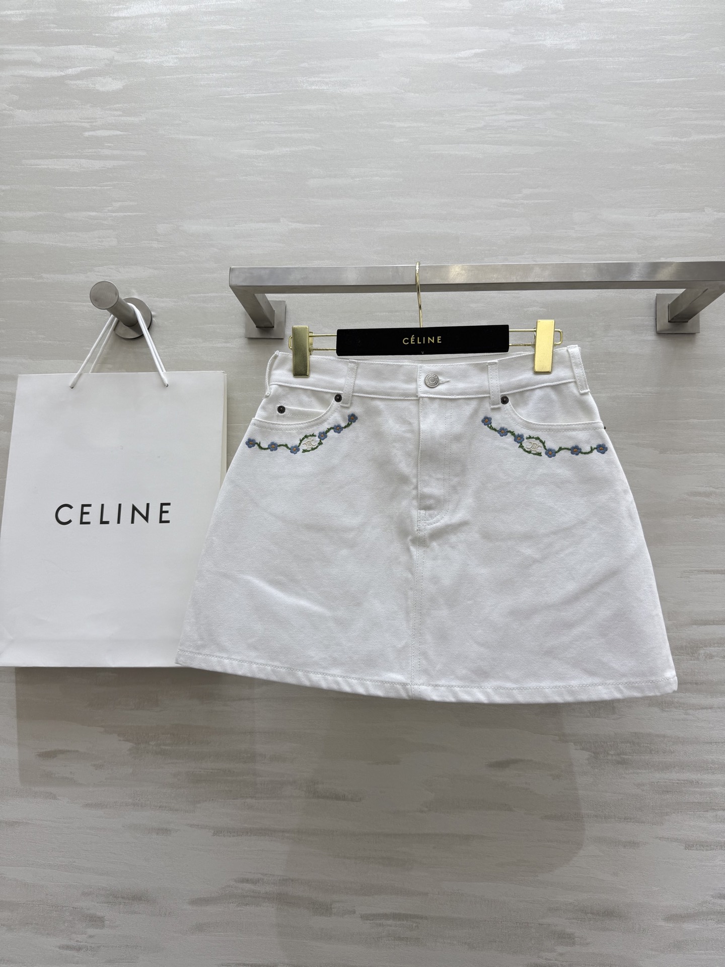 NO:432120,#Celin Naran same style, lace-embroidered white denim skirt, medium and high waist style is super good-looking, heavy industrial enzyme washing fabric is soft and comfortable, excellent style, super good-looking upper body, French holiday retro style!  High-quality customization Spot first-time sizeS/M/L(), celine, skirts, alexander wang19860909#Celin娜然同款 花边刺绣白色牛仔半裙 中高腰版型超好看 重工酵素洗水面料柔软舒适 版型超赞 上身超好看 法式度假复古风格！高品质定制 现货首发sizeS/M/L（）,,celine,skirts,alexander wang,Women's clothing