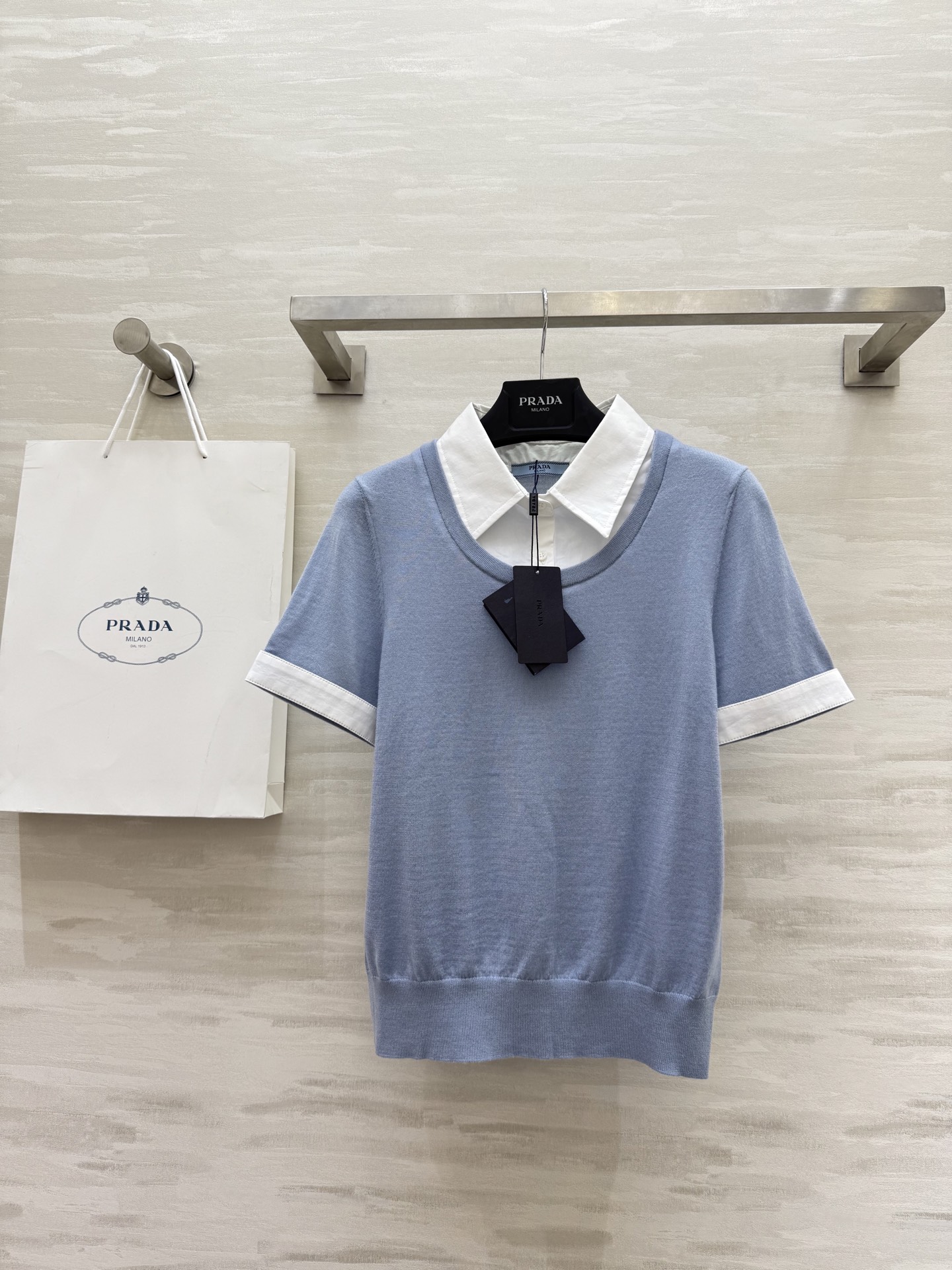 NO:432994,#Prad new style, fake two-piece knitted short-sleeved top, simple and layered, not picky about occasions, and a single item that relies entirely on outfits to achieve your own style!  Favorite knitted styles for summer wear refreshing and breathable High-quality customization Spot first-time sizeS/M/L (size s shoulder width 36, elastic bust 78, garment length 53), prada, T-shirt, alexander wang19860909#Prad新款 假两件针织短袖上衣 简约有层次 不挑场合 完全靠穿搭成就自我风格的单品！最爱针织款夏天穿清爽透气 高品质定制 现货首发sizeS/M/L（s码肩宽36,弹力胸围78,衣长53）,,prada,T-shirt,alexander wang,Women's clothing