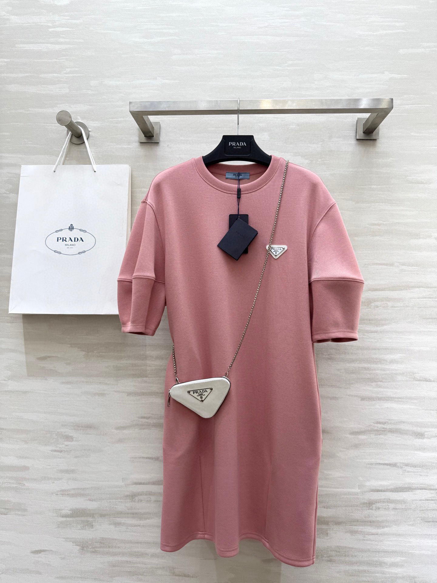 NO:433006,Popular #Prad Spring and Summer New Prada Triangle-label casual dress is simple and not simple. It is matched with a small letter triangle bag, high-end and exquisite. A casual dress that looks ordinary looks so good. It is wide and loose and friendly to all kinds of figures!  This casual style is really a love for you!  High-quality customization Spot sizeS/M/L (S size shoulder width 49, bust 110, length 85), prada, prada, skirts, alexander wang19860909爆款 #Prad春夏新款 普拉达三角标休闲连衣裙简约又不简单风 搭配字母三角小包包 高级又精致 一条看着普通的休闲裙穿着太好看了 宽宽松松对各种身材都很友好！这种随意风真的很爱！高品质定制 现货来sizeS/M/L（S码肩宽49,胸围110,衣长85）,,prada,prada,skirts,alexander wang,Women's clothing