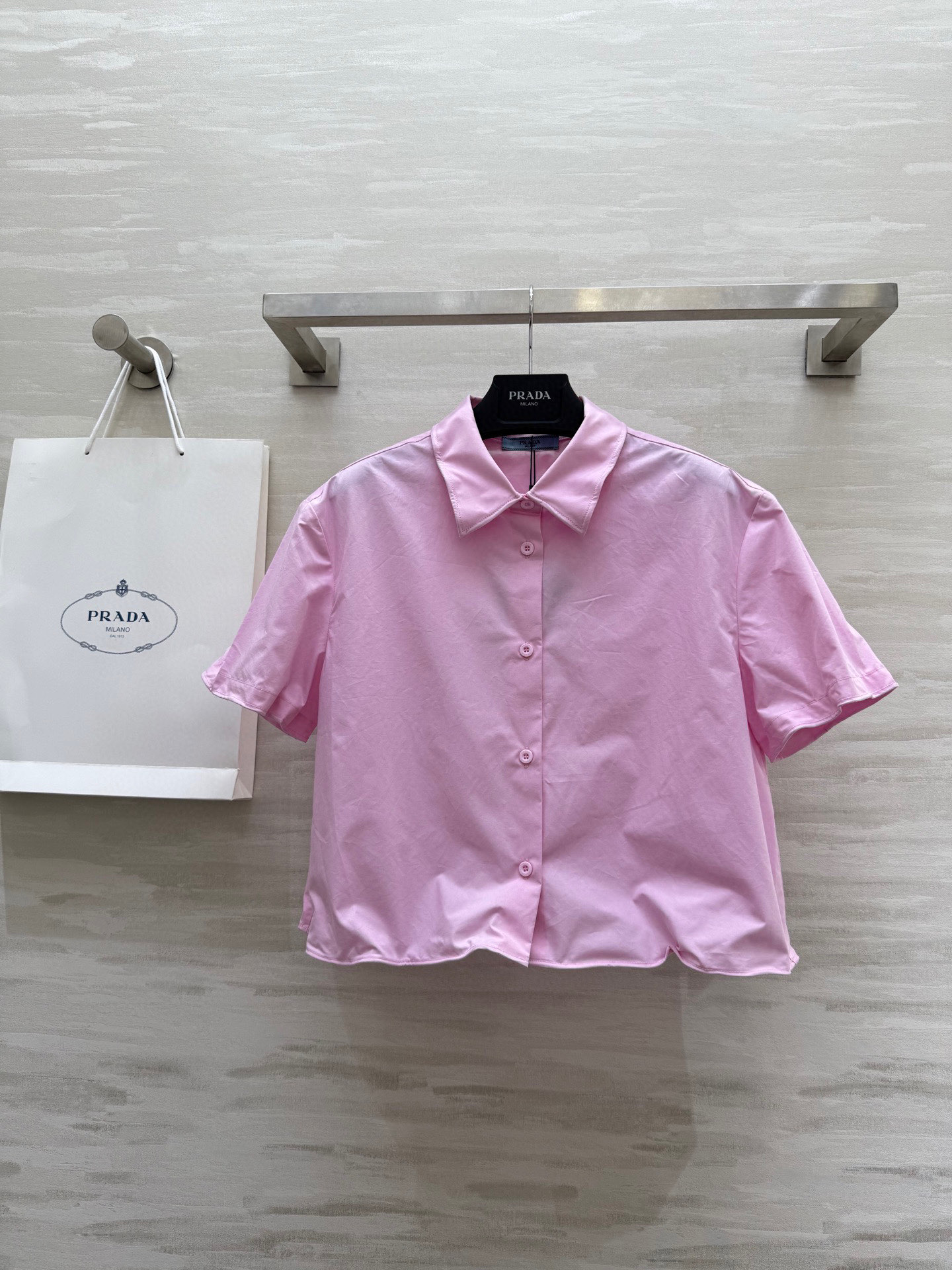 NO:433024,#Prad new style minimalist style coloring short shirt with wide shoulder design to modify shoulder line with double-layer triangle back, versatile and detailed sense of high-quality customization Spot sizeS/M/L (size s-shoulder width 45, bust 104, length 48), prada,shirts,alexander wang19860909#Prad新款 极简风定染色系 短款衬衫 宽肩设计修饰肩线 后背双层三角加持 百搭又有细节感 高品质定制 现货首发sizeS/M/L（s码肩宽45,胸围104,衣长48）,,prada,shirts,alexander wang,Women's clothing