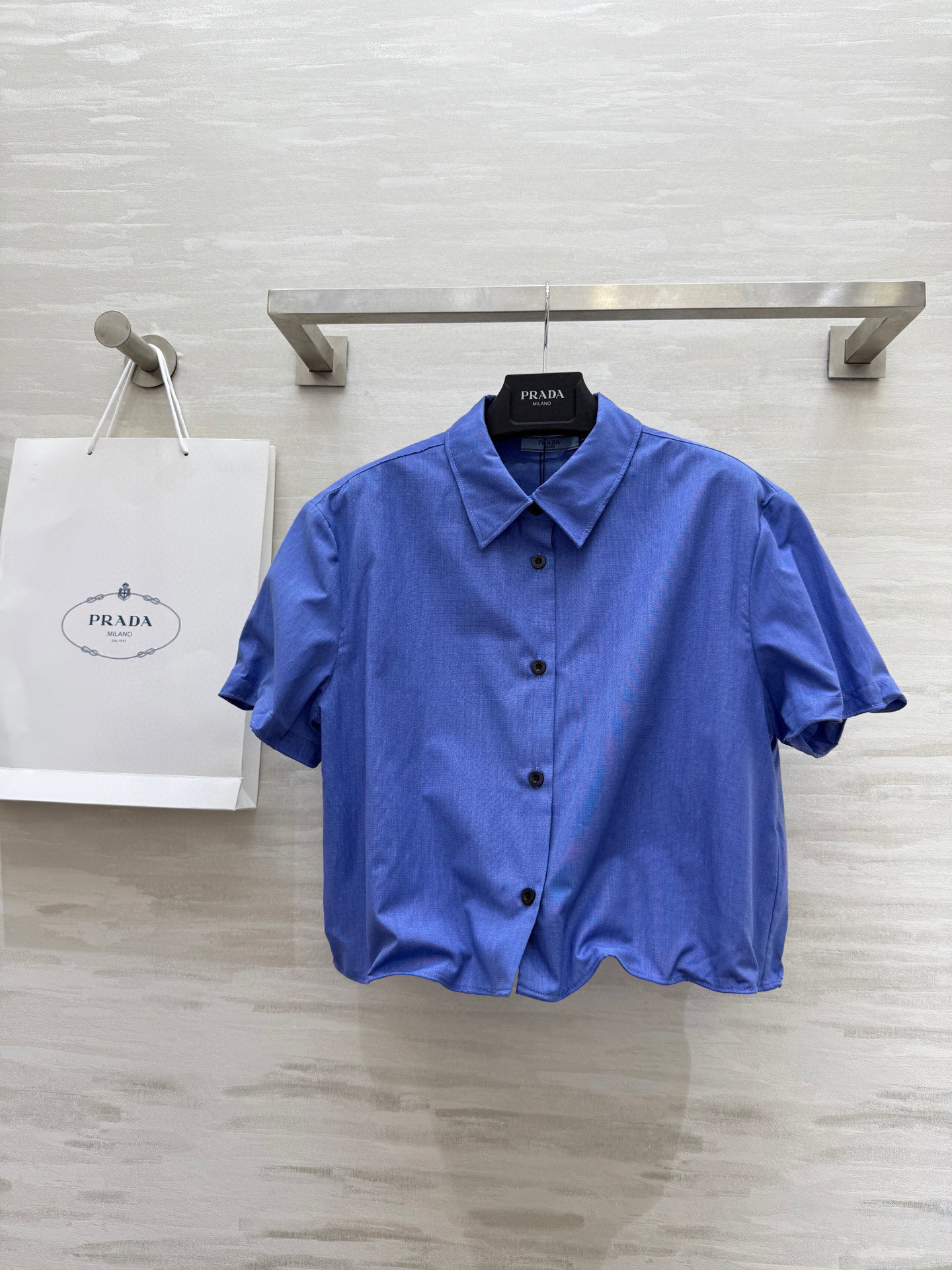 NO:433036,#Prad new style minimalist style coloring short shirt with wide shoulder design to modify shoulder line with double-layer triangle back, versatile and detailed sense of high-quality customization Spot sizeS/M/L (size s-shoulder width 45, bust 104, length 48), prada,shirts,alexander wang19860909#Prad新款 极简风定染色系 短款衬衫 宽肩设计修饰肩线 后背双层三角加持 百搭又有细节感 高品质定制 现货首发sizeS/M/L（s码肩宽45,胸围104,衣长48）,,prada,shirts,alexander wang,Women's clothing