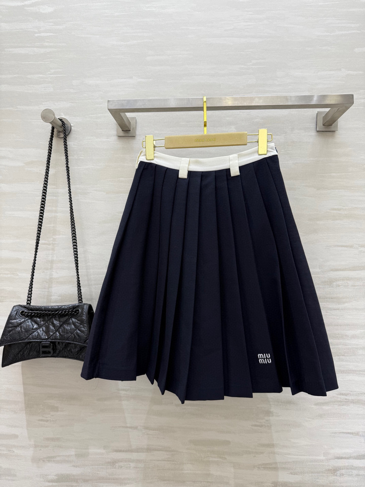 NO:433048,#Miumi Miu Academy style pleated skirt, high-quality customization, spot first-time sizeS/M/L (size size 68, skirt length 57),,miumiu, skirt, alexander wang19860909#Miumi谬系学院风百褶半裙 高品质定制 现货首发sizeS/M/L（s码腰围68,裙长57）,,miumiu,skirts,alexander wang,Women's clothing