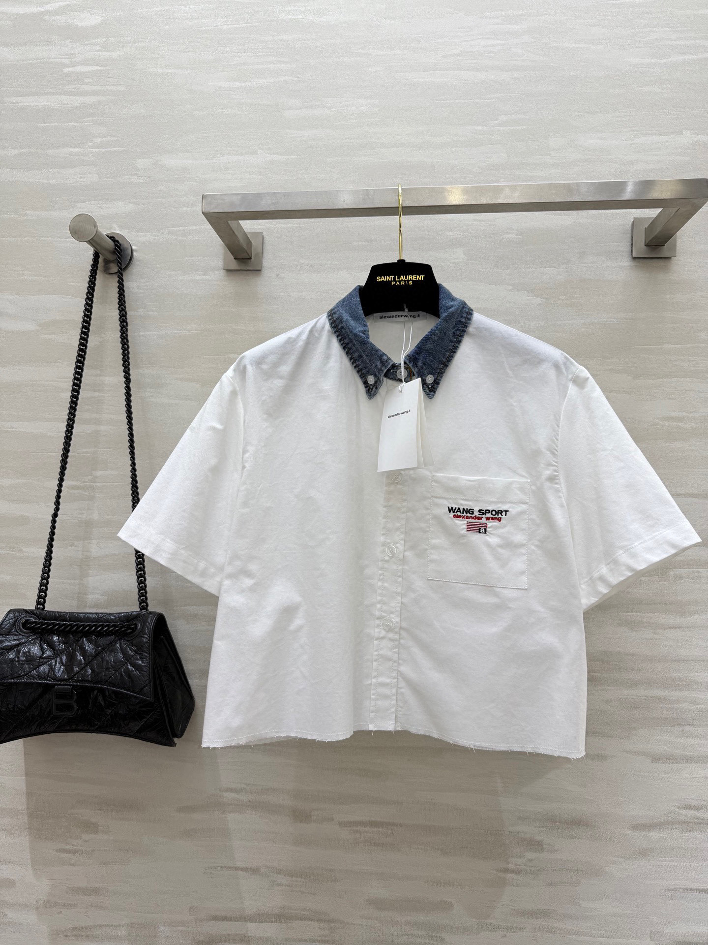 NO:433059,#alexanderwan short-sleeved denim collar spliced ​​short shirt pocket logo embroidery high-quality customization spot first-time sizeS/M/L (size s-shoulder width 44, bust 104, length 47),shirts,T-shirt,alexander wang19860909#alexanderwan短袖牛仔领拼接短款衬衫 口袋logo刺绣 高品质定制 现货首发sizeS/M/L（s码肩宽44,胸围104,衣长47）,,shirts,T-shirt,alexander wang,Women's clothing