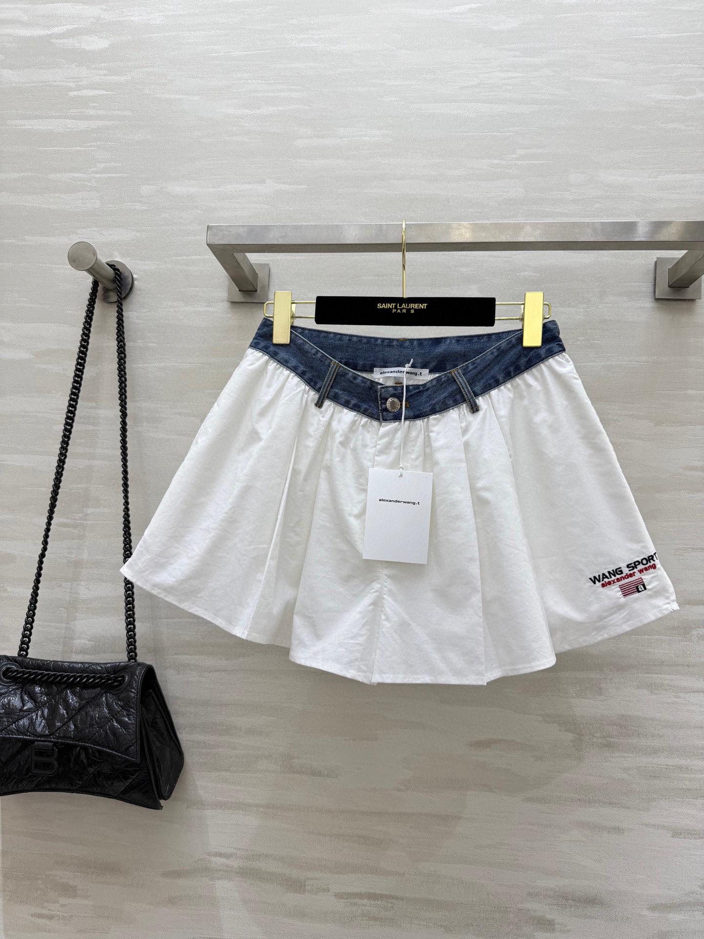 NO:433014,#alexanderwan denim spliced ​​wide-leg shorts skirt pocket logo embroidery high quality customization spot first-time sizeS/M/L (size size 68 waist circumference, 32 length), skirts, shorts, alexander wang19860909#alexanderwan牛仔拼接阔腿短裤裙 口袋logo刺绣 高品质定制 现货首发sizeS/M/L（s码腰围68,衣长32）,,skirts,shorts,alexander wang,Women's clothing