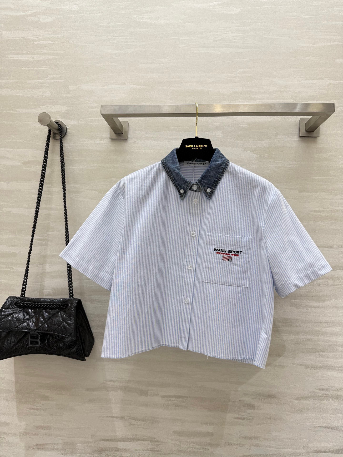NO:433038,#alexanderwan short-sleeved denim collar spliced ​​short shirt pocket logo embroidery high-quality customization spot first-time sizeS/M/L (size s-shoulder width 44, bust 104, length 47),shirts,T-shirt,alexander wang19860909#alexanderwan短袖牛仔领拼接短款衬衫 口袋logo刺绣 高品质定制 现货首发sizeS/M/L（s码肩宽44,胸围104,衣长47）,,shirts,T-shirt,alexander wang,Women's clothing