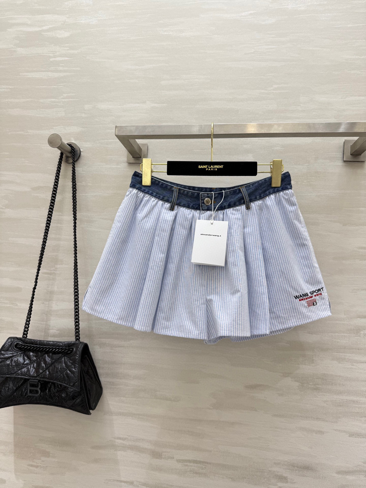 NO:433044,#alexanderwan denim spliced ​​wide-leg shorts skirt pocket logo embroidery high quality customization spot first-time sizeS/M/L (size size 68 waist circumference, 32 length), skirts, shorts, alexander wang19860909#alexanderwan牛仔拼接阔腿短裤裙 口袋logo刺绣 高品质定制 现货首发sizeS/M/L（s码腰围68,衣长32）,,skirts,shorts,alexander wang,Women's clothing