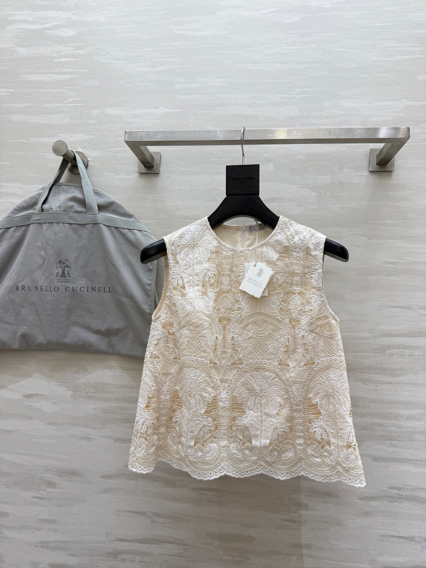 NO:433062,#BC new model heavy water-soluble flower embroidery tops for holiday summer limited heavy industry embroidery craftsmanship full of high-end feel, can be used for holidays or daily travel, high-quality customization spot first-time sizeS/M/L (size s-s bust 100, 56 length),,alexander wang19860909#BC新款 重磅水溶花刺绣上衣 度假夏日限定 重工刺绣工艺 一整个高级感拉满 度假或者日常出街皆可 高品质定制 现货首发sizeS/M/L（s码胸围100,衣长56）,,alexander wang,Women's clothing