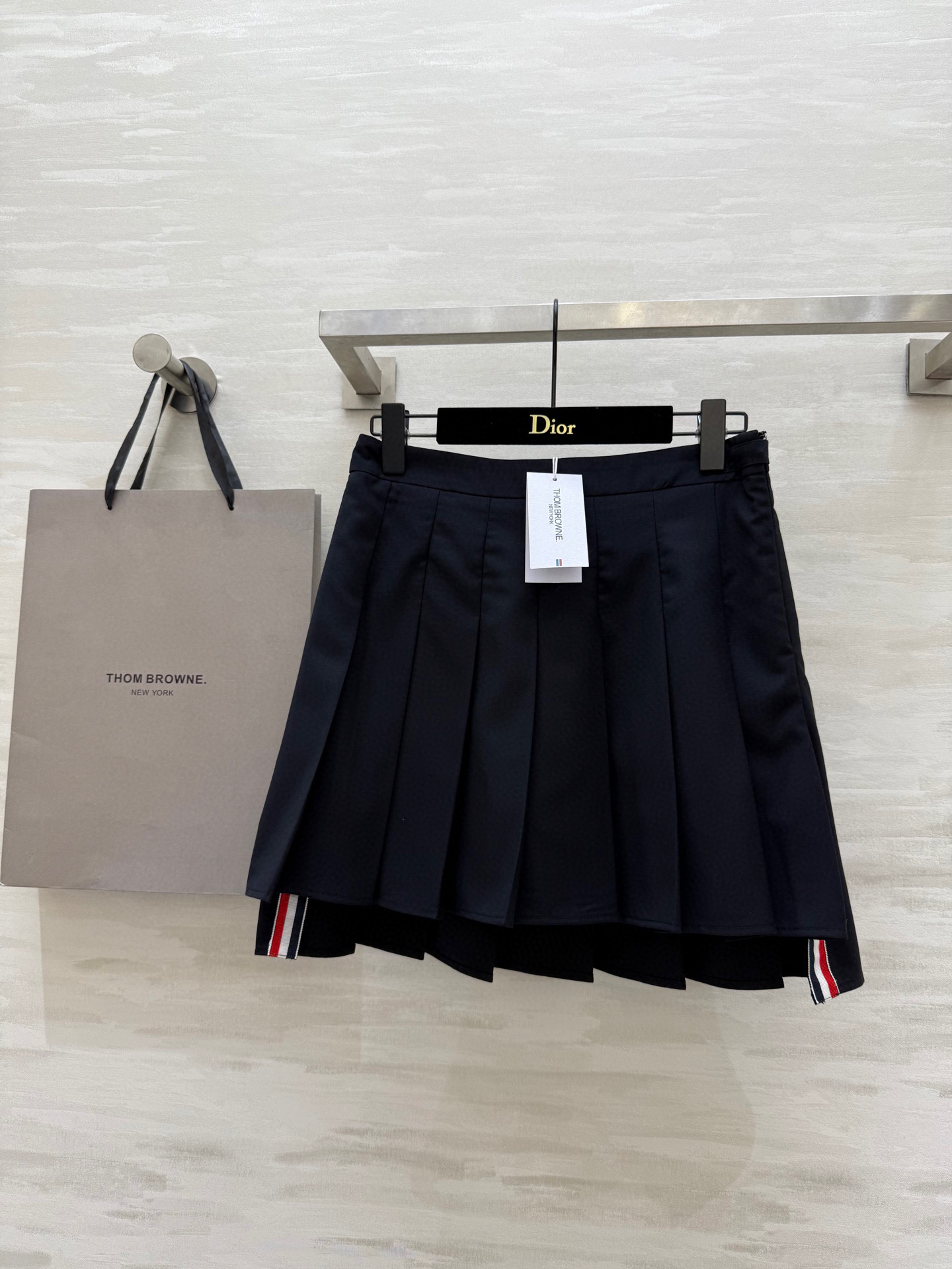 NO:433027,#ThomBrownss Academy style pleated skirt High waist design Heavy industry pleated inner lining pants safe and anti-exposure High quality customization Spot sizeS/M/L (s waist circumference 68, skirt length 44), skirts, alexander wang19860909#ThomBrownss学院风百褶半裙 高腰版型设计 重工百褶做内衬里裤安全防走光 高品质定制 现货首发sizeS/M/L（s腰围68,裙长44）,,skirts,alexander wang,Women's clothing