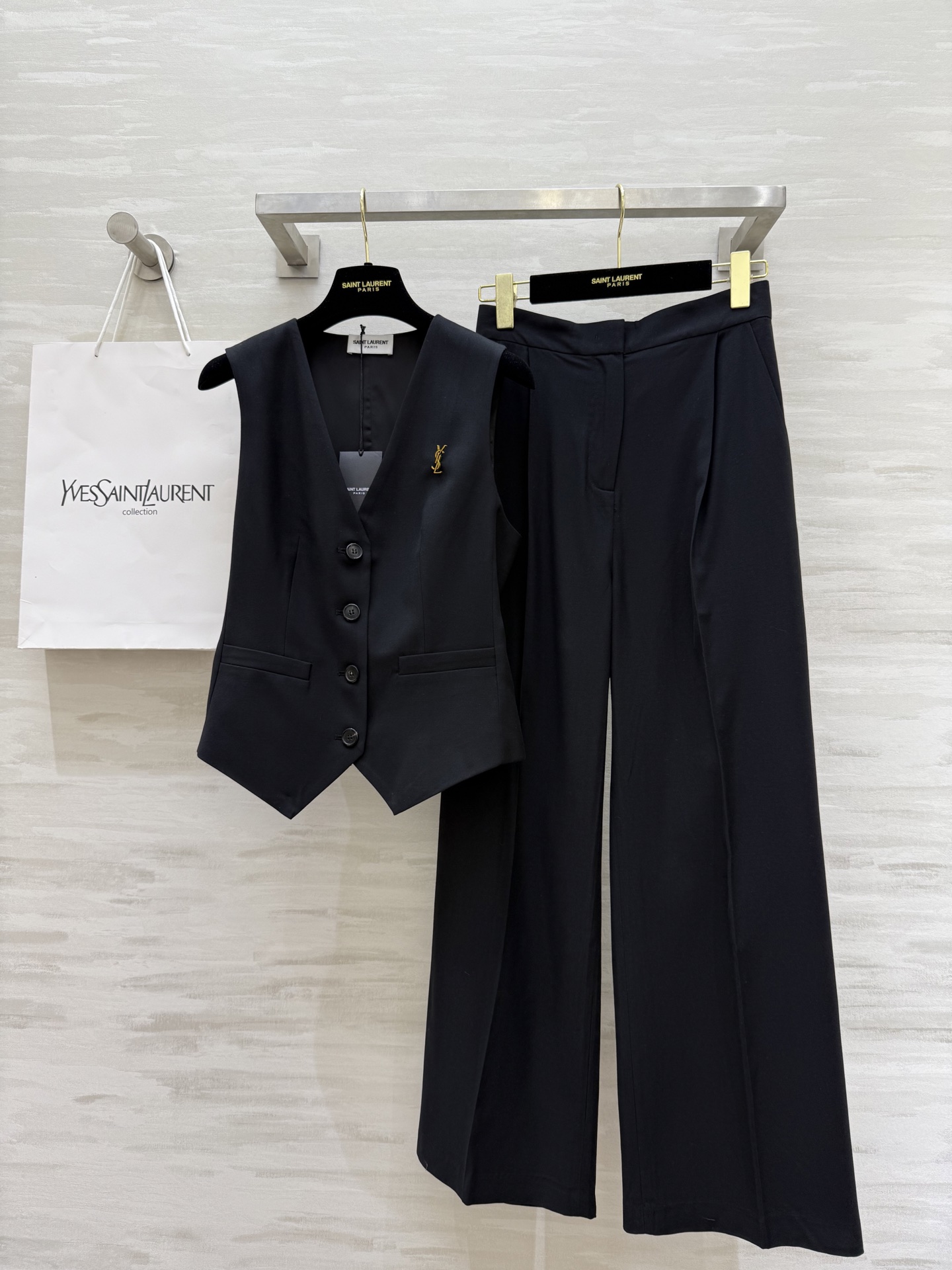 NO:433039,#ysl new wool suit vest set, beautiful custom fabric with high drooping + moisture absorption and breathability + wear resistance + wrinkle resistance + impotence, comfortable and stylish, easy to manage, this year's old-fashioned style, overall three-dimensional tailoring is quite wide and stylish, casual and free, full of fashion, high-quality customization, spot first-time sizeS/M/L/XL (M size bust 86, 50-56, waist 70, trouser length 103),,saint laurent,business suit,alexander wang19860909#ysl新款羊毛西装料马甲套装 美爆定制面料高垂感+吸湿透气性+耐磨性+抗皱性+免烫性 舒适有型易打理 今年大火老钱风穿搭 整体立体剪裁挺阔有型 随性洒脱 洋气十足 高品质定制 现货首发sizeS/M/L/XL（M码胸围86,衣长50-56,腰围70,裤长103）,,saint laurent,business suit,alexander wang,Women's clothing