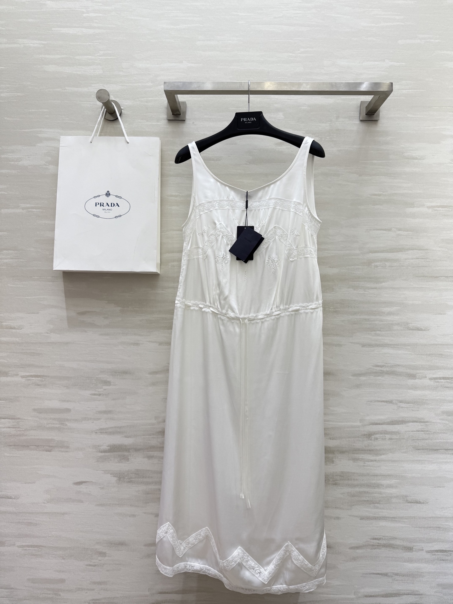 NO:433665,#Prad new lace vest dress, large round neck design, easy to show off the charming collarbone, sexy and generous, full of exquisite and romantic details, drawstring waist style is not picky and casual and elegant, custom lace lace spliced ​​vinegar satin fabric, silky draping, excellent high-quality customization, spot first-time sizeS/M/L (size s-s bust 88, 109 length),,prada, skirts,alexander wang19860909#Prad新款 蕾丝背心连衣裙 大圆领设计 轻松秀出迷人锁骨 性感又不失大方 精致浪漫细节感满满 抽绳腰身版型不挑人气质随性优雅 定制蕾丝花边拼接醋缎面料 丝滑垂坠感超赞 高品质定制 现货首发sizeS/M/L（s码胸围88,衣长109）,,prada,skirts,alexander wang,Women's clothing