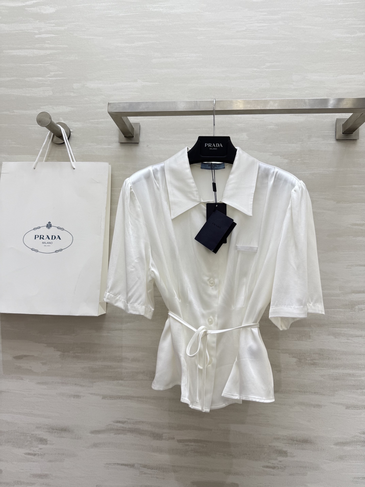 NO:433670,#Prad new style short-sleeved strap shirt pleated waist-hugging lace design, style is not picky, casual and elegant, label embellishment is low-key and detailed, vinegar satin fabric is silky and draped, high-quality customization, spot first-time sizeS/M/L (size s-shoulder width 37, bust 90, length 49),,prada,T-shirt,alexander wang19860909#Prad新款 短袖绑带衬衣 褶裥收腰系带设计 版型不挑人气质随性优雅 标签缀饰低调细节感满满 醋缎面料丝滑垂坠感超赞 高品质定制 现货首发sizeS/M/L（s码肩宽37,胸围90,衣长49）,,prada,T-shirt,alexander wang,Women's clothing