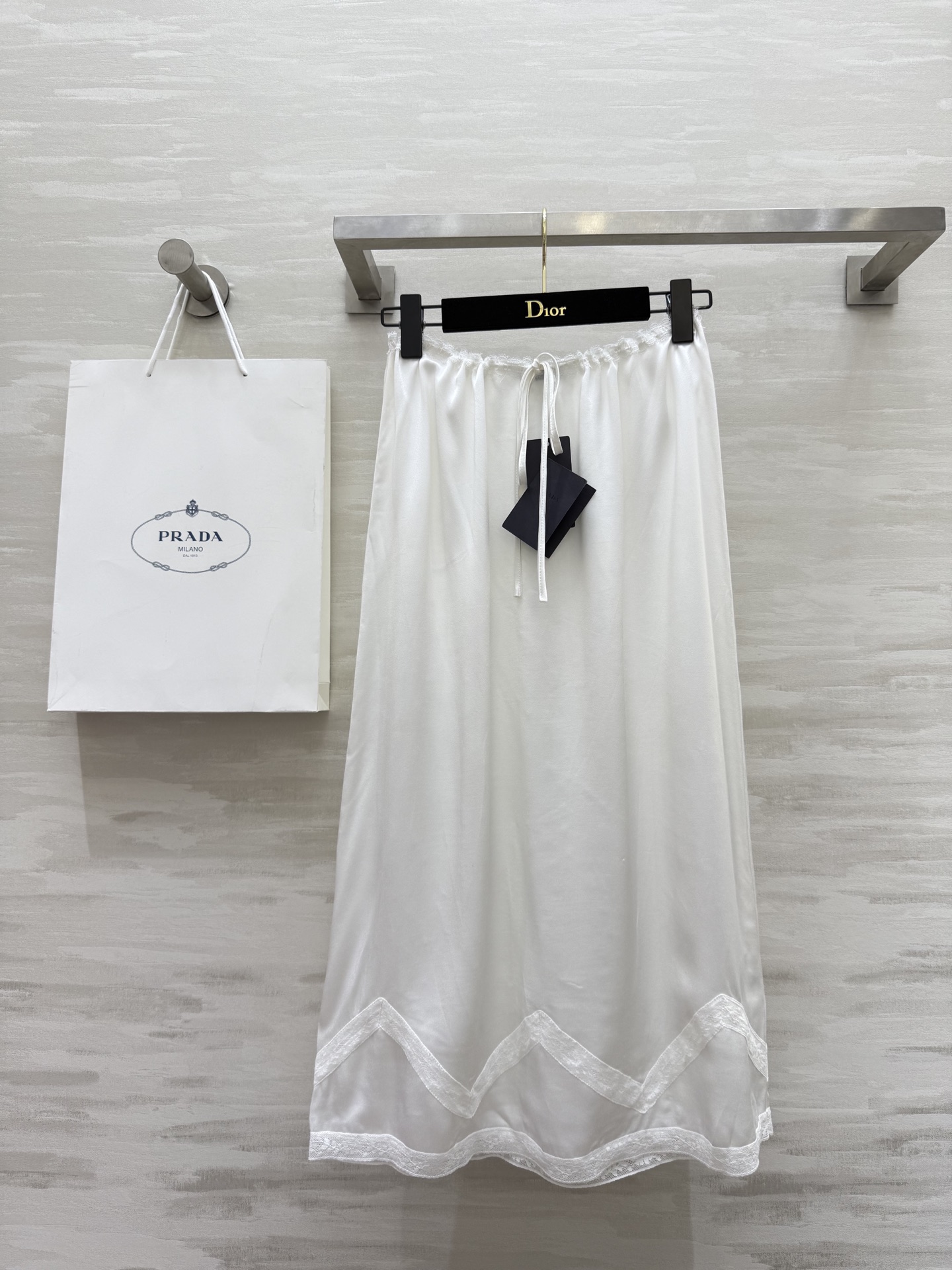 NO:433674,#Prad lace white skirt, woven drawstring waist design is exquisite and romantic and detailed. The small A-style is not picky. The temperament is casual and elegant. Customized lace lace spliced ​​vinegar satin fabric. The silky draping feels excellent. High-quality customization. Spot sizeS/M/L (size size 84, hip circumference 98, skirt length 79),,prada, skirts,alexander wang19860909#Prad蕾丝花边 白色半裙 编织抽绳束腰设计精致浪漫细节感满满 小A版型不挑人 气质随性优雅 定制蕾丝花边拼接醋缎面料 丝滑垂坠感超赞 高品质定制 现货首发sizeS/M/L（s码腰围84,臀围98,裙长79）,,prada,skirts,alexander wang,Women's clothing