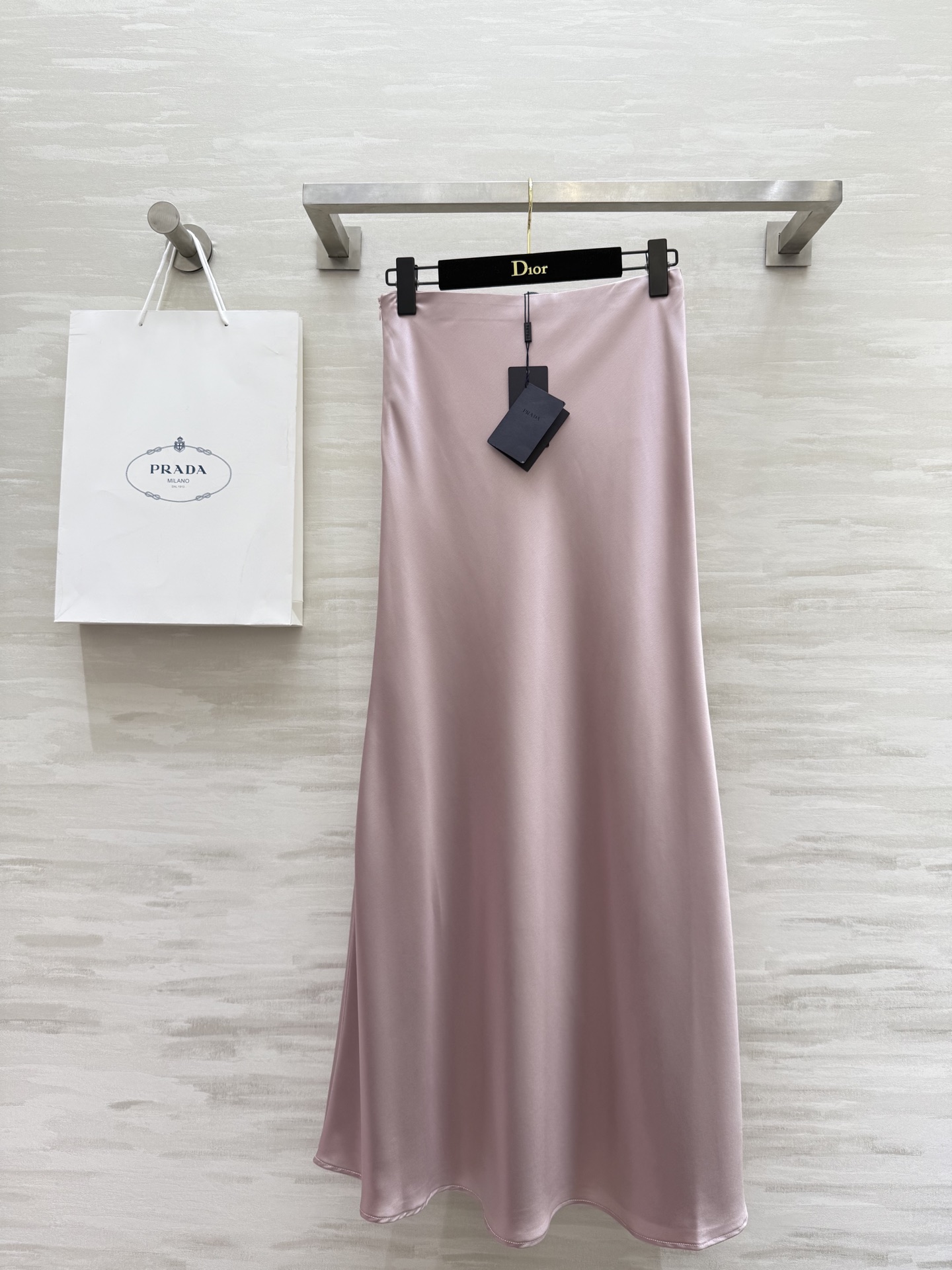 NO:433680,#Prad new minimalist outfit, acetate-wrapped fishtail long skirt, lazy and casual, high-end items, must-enter classic, huge upper body, slim, triangle logo, low-key and luxurious design, excellent fabric, glossy texture, high quality customization, spot first-time sizeS/M/L (size size 64, hip circumference, 84, skirt length 103),,prada, skirts,alexander wang19860909#Prad新款 极简主义穿搭 醋酸包臀鱼尾长半裙 慵懒随性 高级单品 必入经典 上身巨显瘦 三角标低调奢华设计感超赞 面料有光泽质感超赞 高品质定制 现货首发sizeS/M/L（s码腰围64,臀围84,裙长103）,,prada,skirts,alexander wang,Women's clothing