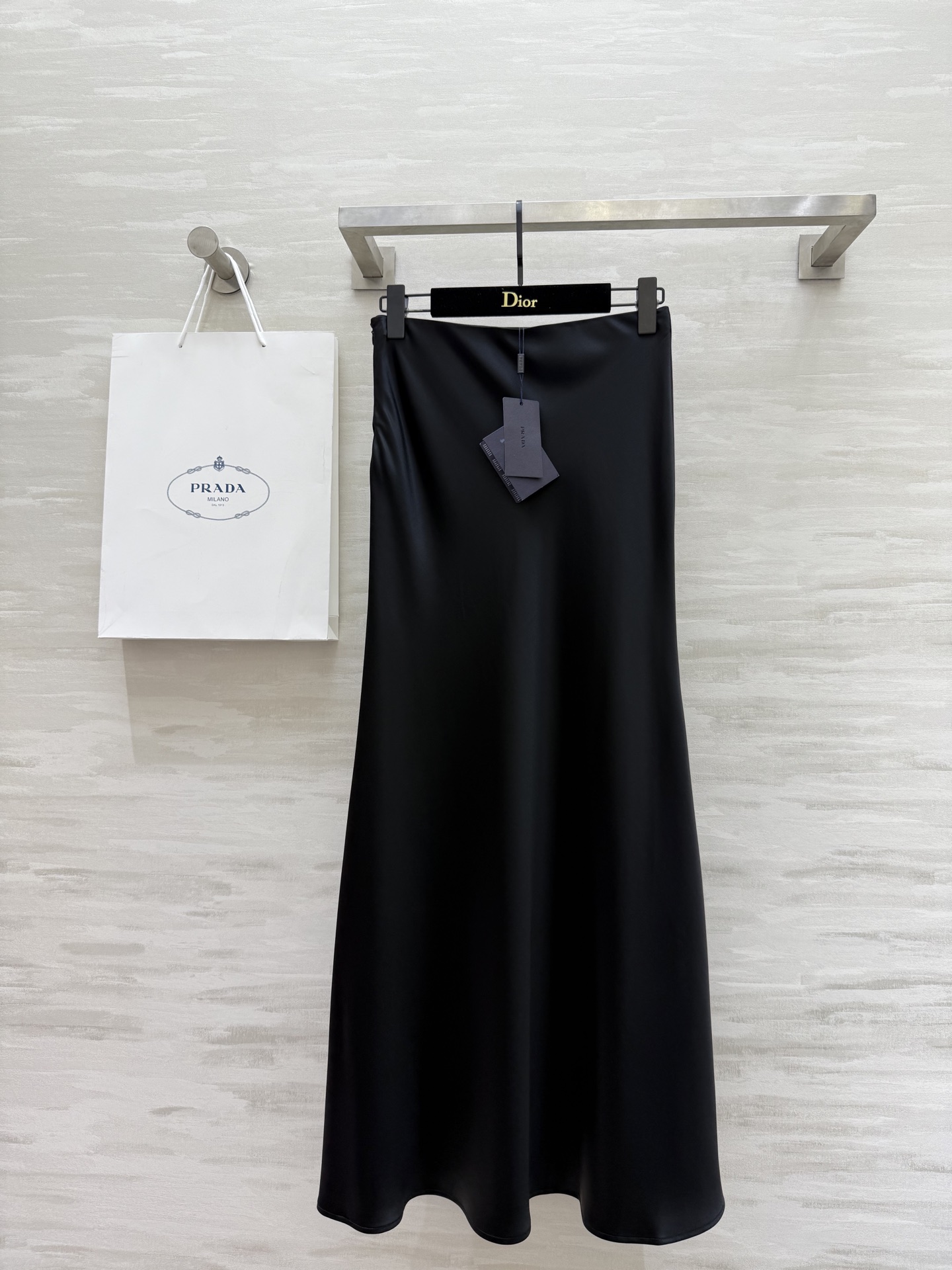 NO:433686,#Prad new minimalist outfit, acetate-wrapped fishtail long skirt, lazy and casual, high-end items, must-enter classic, huge upper body, slim, triangle logo, low-key and luxurious design, excellent fabric, glossy texture, high quality customization, spot first-time sizeS/M/L (size size 64, hip circumference, 84, skirt length 103),,prada, skirts,alexander wang19860909#Prad新款 极简主义穿搭 醋酸包臀鱼尾长半裙 慵懒随性 高级单品 必入经典 上身巨显瘦 三角标低调奢华设计感超赞 面料有光泽质感超赞 高品质定制 现货首发sizeS/M/L（s码腰围64,臀围84,裙长103）,,prada,skirts,alexander wang,Women's clothing
