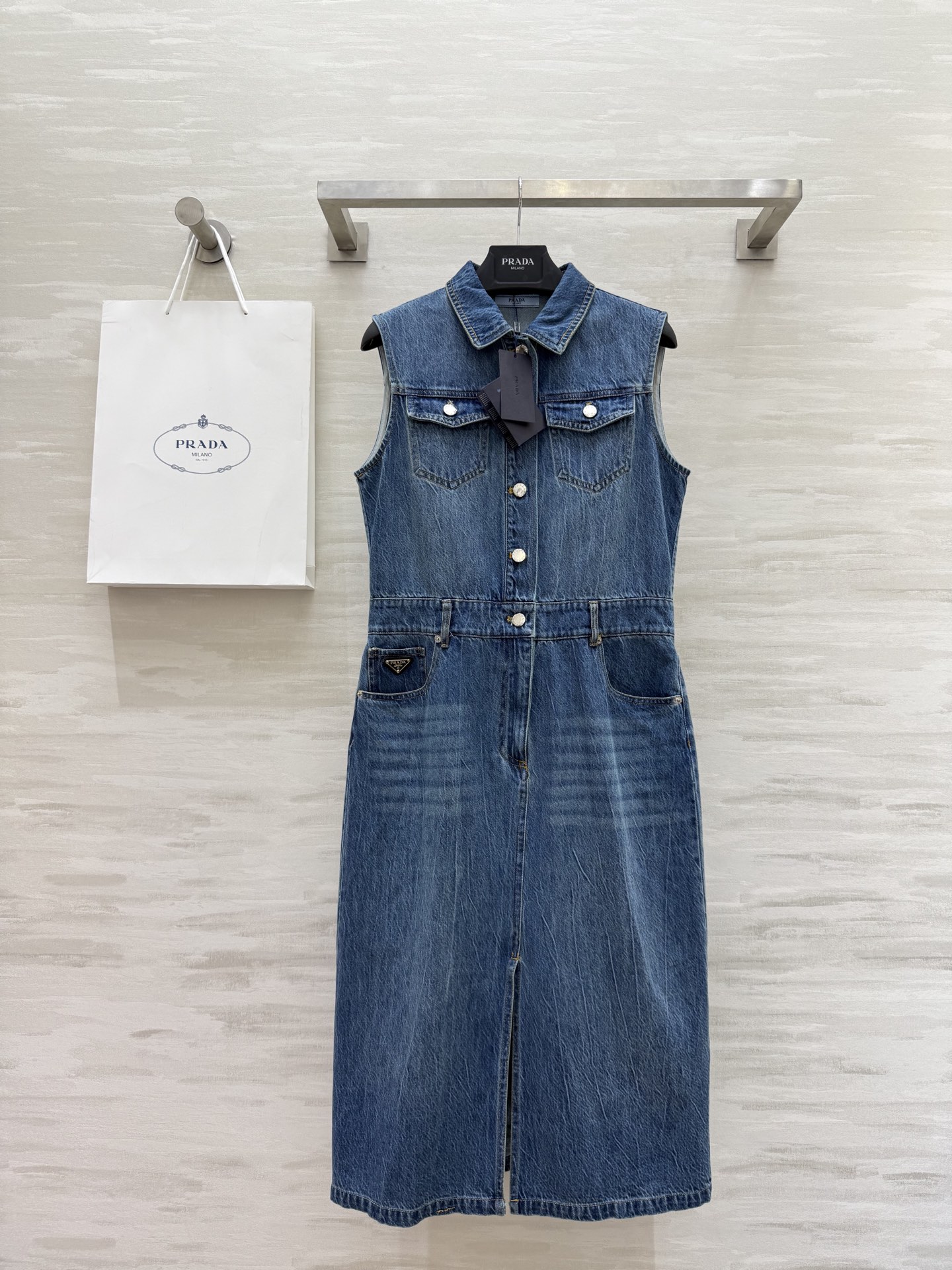 NO:433689,#Prad new style, classic triangle decoration, sleeveless denim dress, retro blue washing process, high-end and fashionable, hem slit design, three-dimensional and stylish, high waistline cut, upper body, high-slim, a perfect high-end temperament, A and cool, a denim skirt with super high wear, a must-have, fashionable, high-quality customization, spot first-time sizeS/M/L (size s-size bust, 110 skirt length),,prada, skirts,alexander wang19860909#Prad新款 经典三角标装饰 无袖牛仔连衣裙 复古蓝洗水工艺高级又时髦 下摆开叉设计立体有型 高腰线剪裁上身显高显瘦 妥妥的高级气质感 又A又飒 实穿性超高的一条牛仔裙 时髦精必备 高品质定制 现货首发sizeS/M/L（s码胸围86,裙长110）,,prada,skirts,alexander wang,Women's clothing
