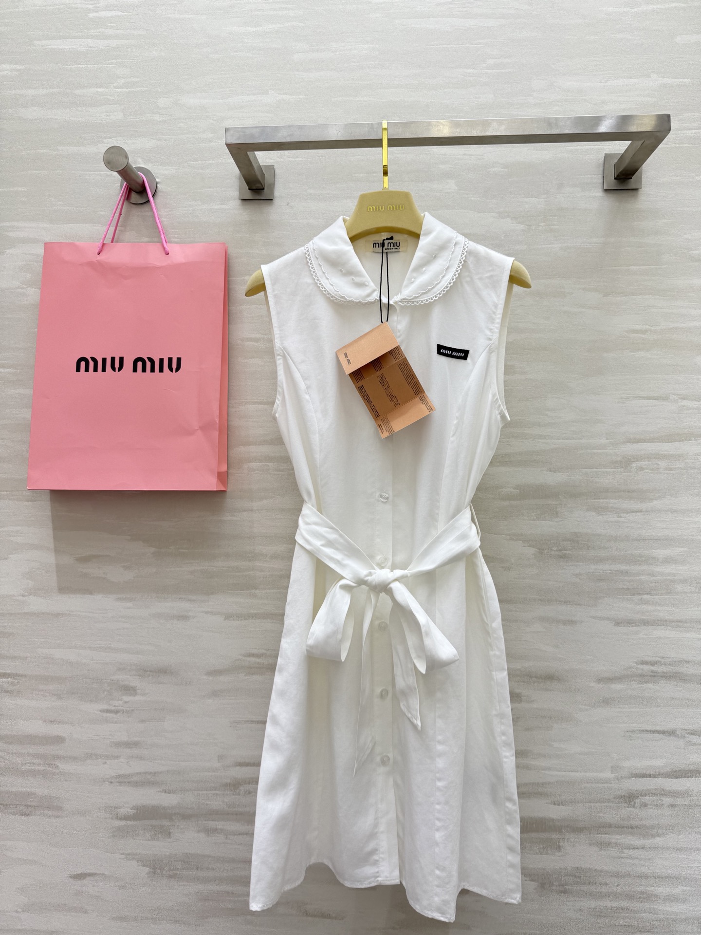 NO:434079,#Miumi new style, age-reducing girl style, doll collar sleeveless dress custom-made tinsel cotton texture, excellent double-layer embroidered water-soluble lace design, sweet and cool, age-reducing outfit, not picky, straight-fitting, huge slim upper body, high quality customization, spot first-time sizeS/M/L (size s bust 90, 84 length),,miumiu, skirts,alexander wang19860909#Miumi新款 减龄少女风 娃娃领无袖连衣裙定制天丝棉质感超赞 双层刺绣水溶花边设计 甜酷兼备减龄穿搭 不挑人系带直筒版型 上身巨显瘦 高品质定制 现货首发sizeS/M/L（s码胸围90,衣长84）,,miumiu,skirts,alexander wang,Women's clothing