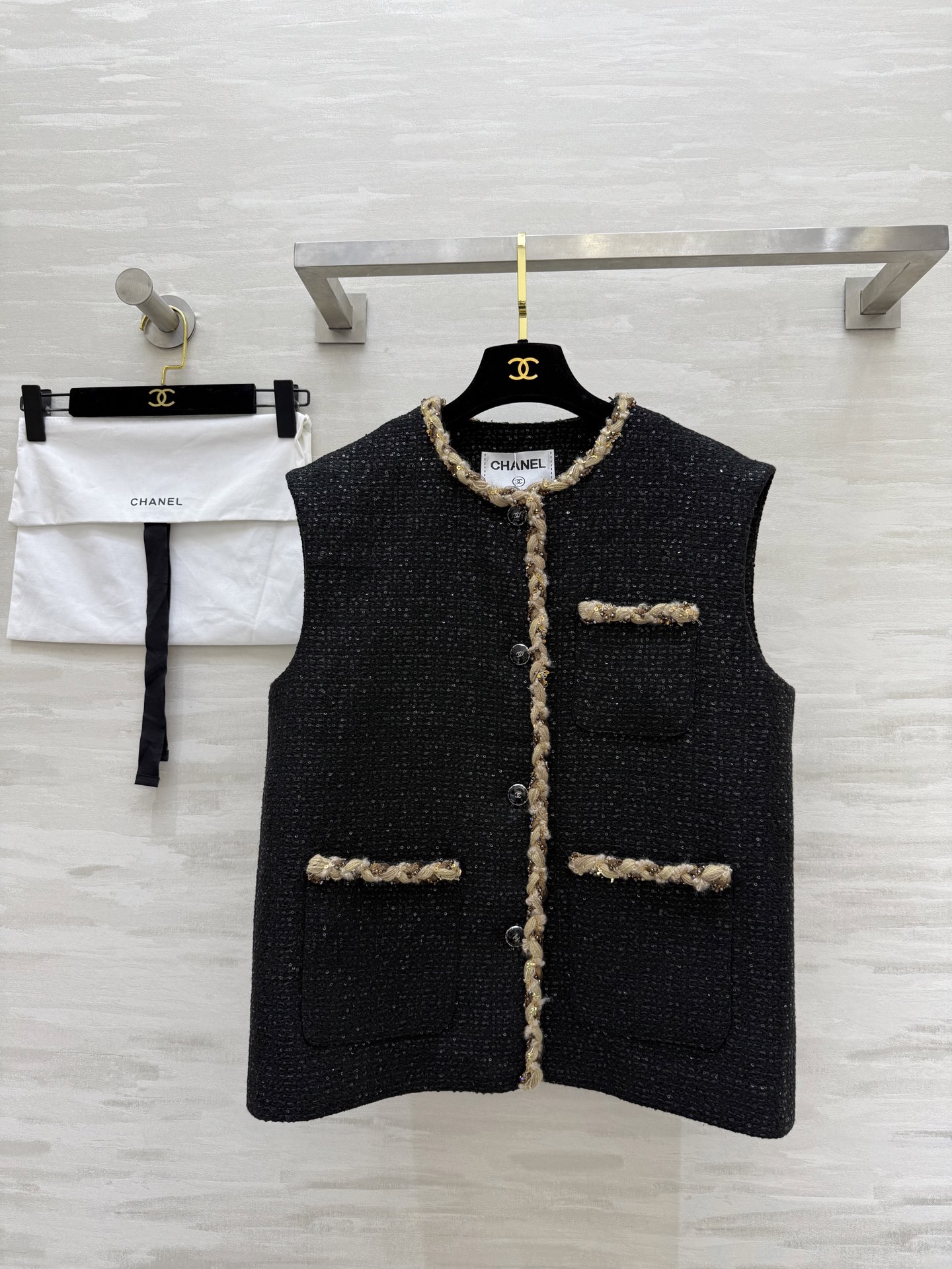 NO:434088,#Chane new style tweed vest jacket Customized woven fabric with contrasting lace decoration, exquisite feeling, the upper body style is super good, slim and high-end. The vest is definitely a versatile item all year round. Whether it is simple or layered, it is very fashionable. High-quality customization. Spot first-time size36/38/40 (36 size bust 96, 59 length), chanel, jackets & coats, alexander wang19860909#Chane新款 粗花呢马甲外套 定制编织面料搭配撞色花边装饰 精致感拉满 上身版型超级好看的显瘦又高级 马甲绝对是一年四季的百搭单品 无论是单纯还是叠搭都很时髦 高品质定制 现货首发size36/38/40（36码胸围96,衣长59）,,chanel,jackets & coats,alexander wang,Women's clothing