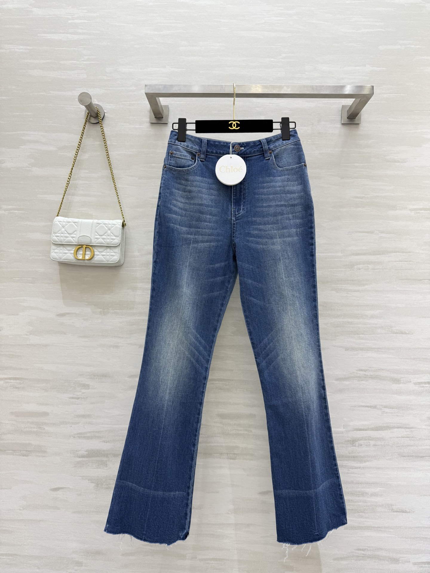 NO:434103,#Chlo new high-waist denim pants, unique handmade breasted design, casual and free, medium-high waist slim fit upper body, a perfect long-legged girl, custom leather brand design in the back pocket is simple and versatile, retro blue wash with mediocre design, fabric with elastic upper body, super comfortable casual and fashionable handsome items, high-quality customization, spot first-time sizeS/M/L (size size 62, hip circumference 84, pants length 102),, chloe, alexander wang19860909#Chlo新款高腰牛仔微喇裤 裤脚独特手工毛边设计随性洒脱 中高腰修身版型上身就是妥妥的长腿妹子 后口袋定制皮牌设计简洁百搭 带有中古感设计的复古蓝洗水 面料带有弹力上身超舒服 休闲时髦的帅气单品 高品质定制 现货首发sizeS/M/L（s码腰围62,臀围84,裤长102）,,chloe,alexander wang,Women's clothing