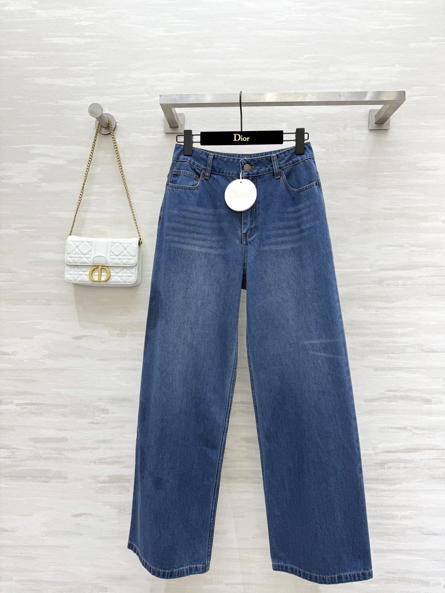 NO:434479,#Chlo new style straight wide-leg high-waist jeans, wardrobe essentials, all kinds of versatile, can pull the proportion of legs to the longest, the upper body is a perfect girl with long legs, the custom leather brand design in the back pocket is simple and versatile, retro blue wash with mediocre design, fabric with elastic upper body is super comfortable, casual and fashionable handsome items, wide-leg pants are also a kind of elegance and relaxation, high-quality customization, spot sizeS/M/L (size size 64, hip circumference 92, pants length 103),, chloe, jeans, alexander wang19860909#Chlo新款 直筒阔腿高腰牛仔裤 衣橱必备款各种百搭 可以将双腿比例感拉到最长 上身就是妥妥的长腿妹子 后口袋定制皮牌设计简洁百搭 带有中古感设计的复古蓝洗水 面料带有弹性上身超舒服 休闲时髦的帅气单品 阔腿裤也是一种优雅与放松 高品质定制 现货首发sizeS/M/L（s码腰围64,臀围92,裤长103）,,chloe,jeans,alexander wang,Women's clothing