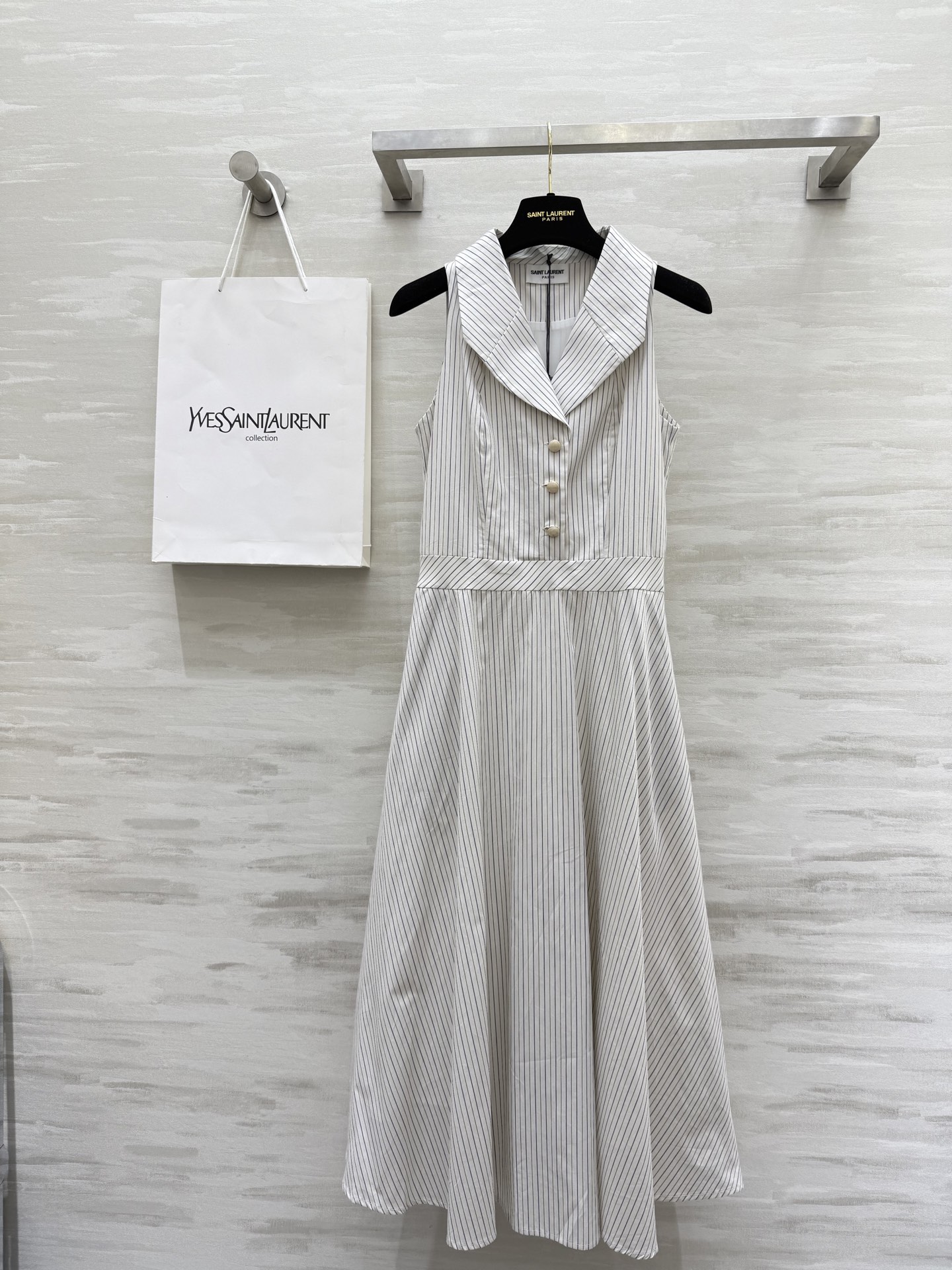 #ysl²⁵度假系列⛱️ 浪漫复古 优雅法式收腰大摆衬衫式连衣裙 立体收腰版型超级显瘦 高品质定制 现货