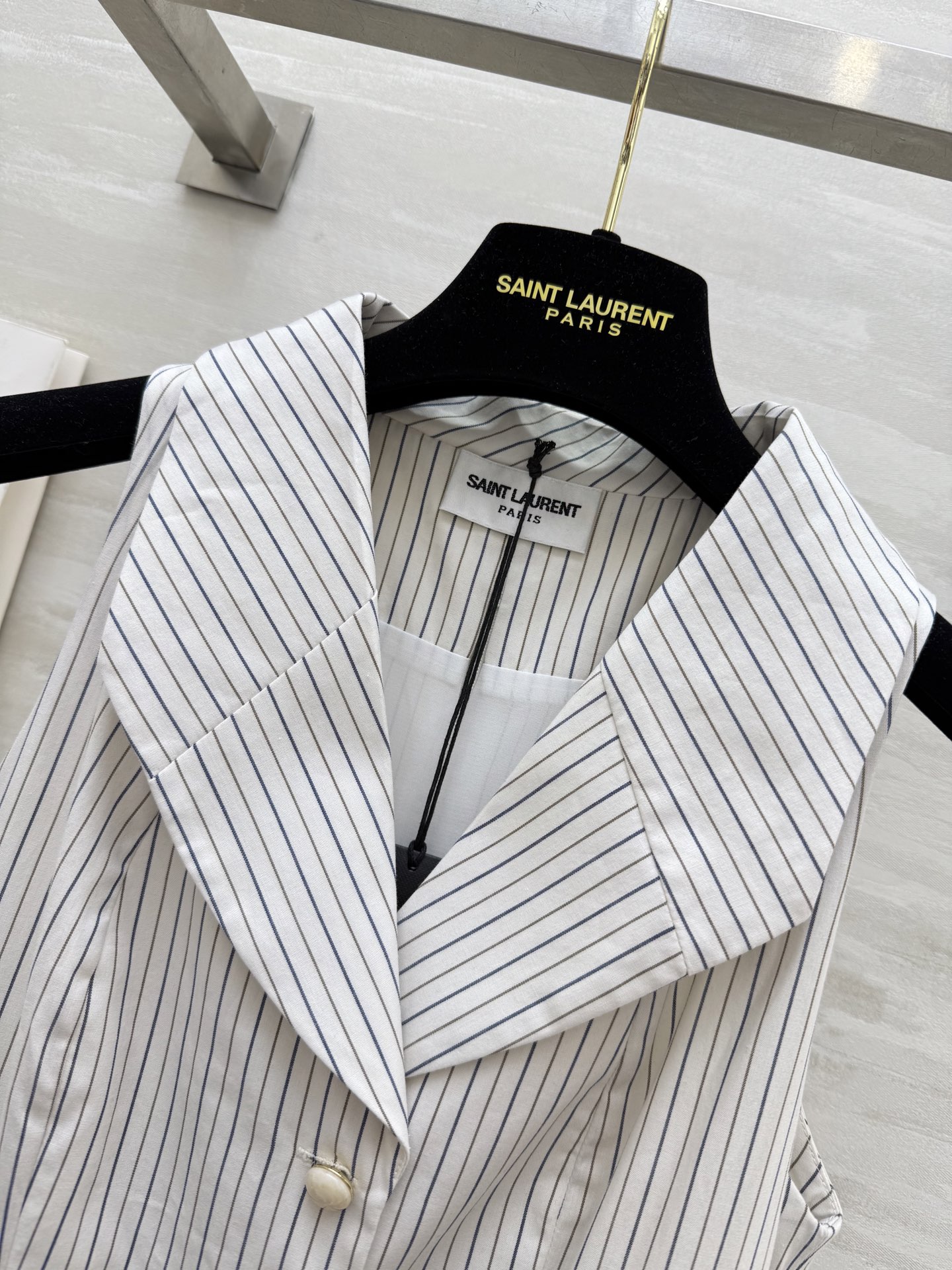 #ysl²⁵度假系列⛱️ 浪漫复古 优雅法式收腰大摆衬衫式连衣裙 立体收腰版型超级显瘦 高品质定制 现货