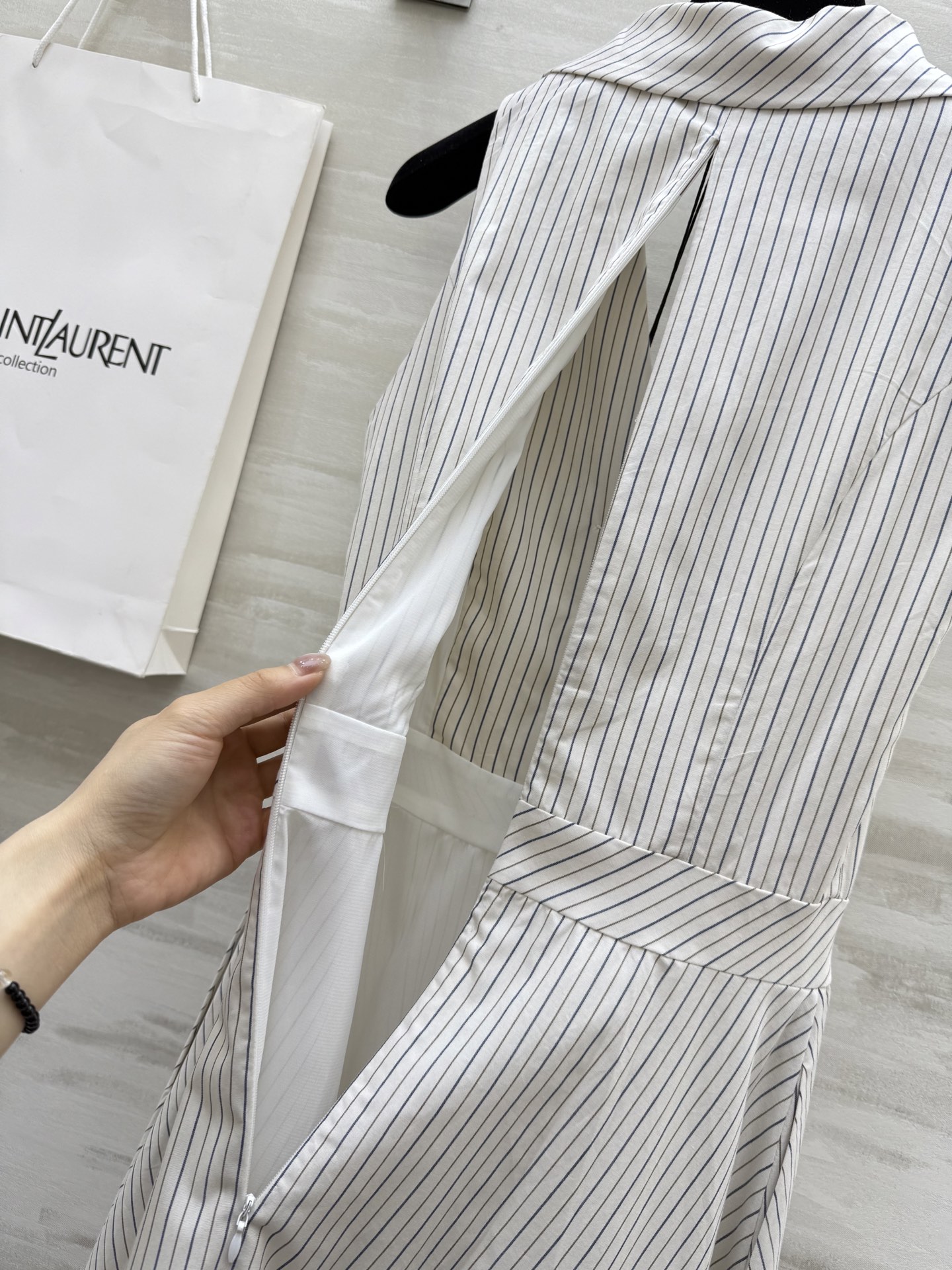 #ysl²⁵度假系列⛱️ 浪漫复古 优雅法式收腰大摆衬衫式连衣裙 立体收腰版型超级显瘦 高品质定制 现货