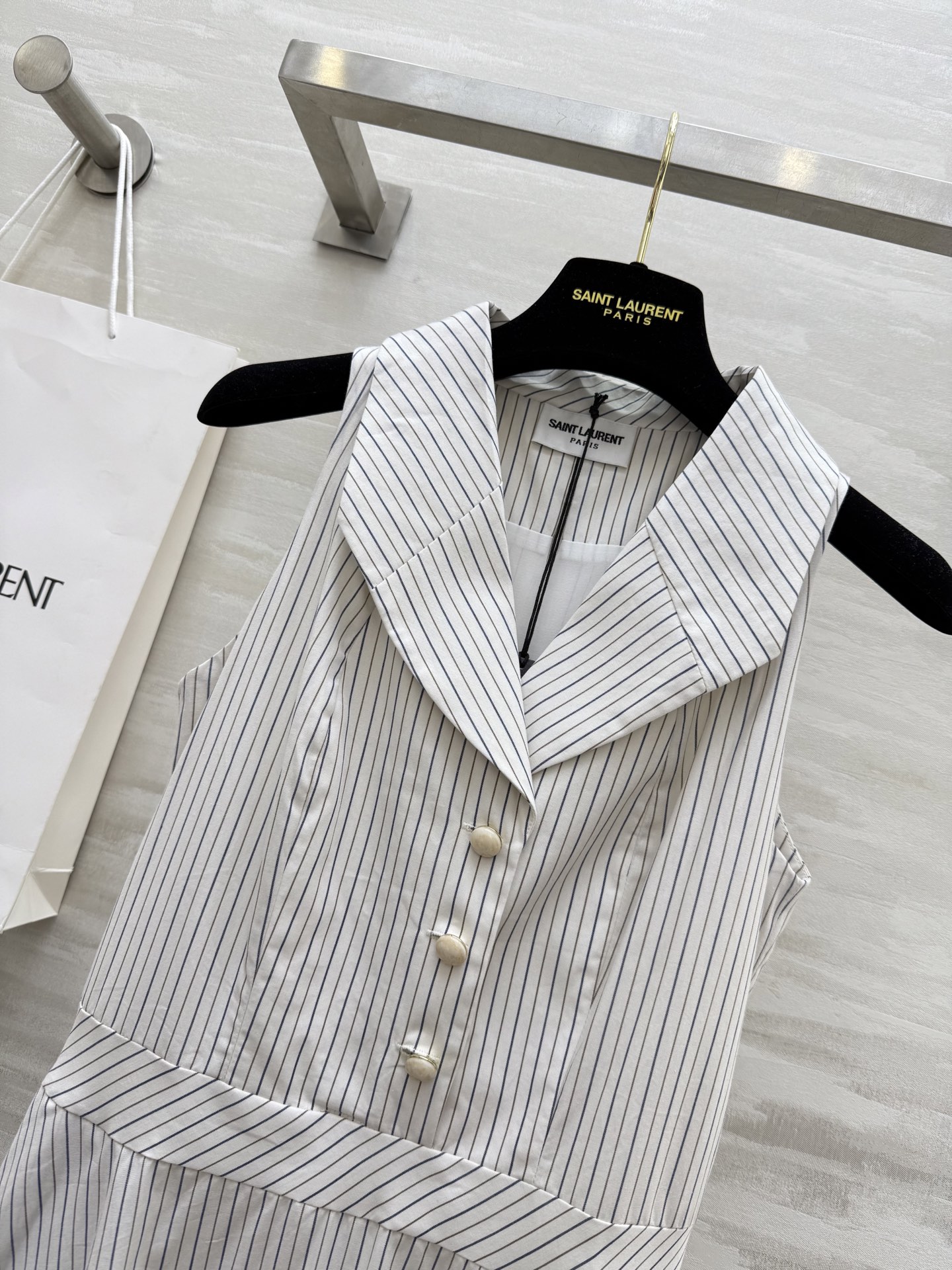 #ysl²⁵度假系列⛱️ 浪漫复古 优雅法式收腰大摆衬衫式连衣裙 立体收腰版型超级显瘦 高品质定制 现货