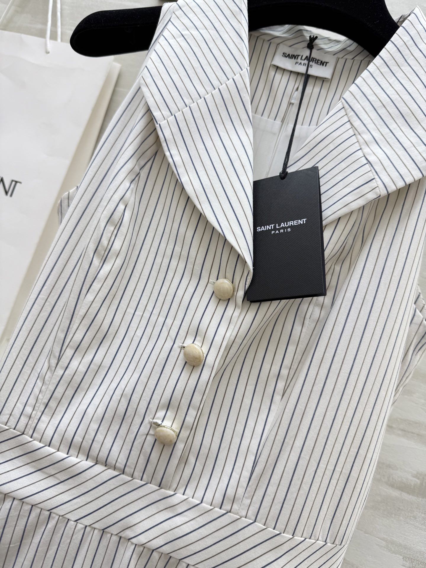 #ysl²⁵度假系列⛱️ 浪漫复古 优雅法式收腰大摆衬衫式连衣裙 立体收腰版型超级显瘦 高品质定制 现货