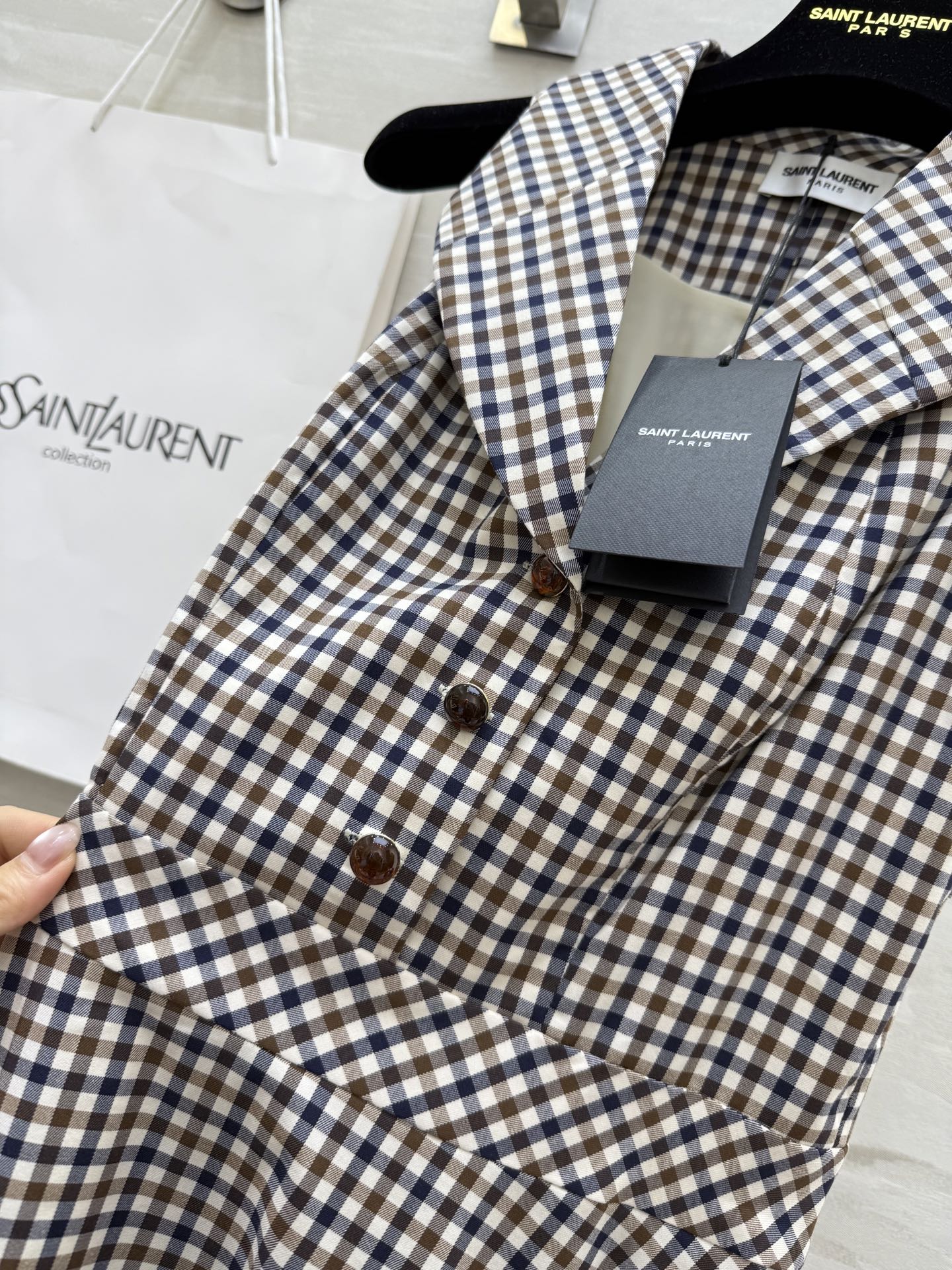 #ysl²⁵度假系列⛱️ 浪漫复古 优雅法式收腰大摆衬衫式连衣裙 立体收腰版型超级显瘦 高品质定制 现货