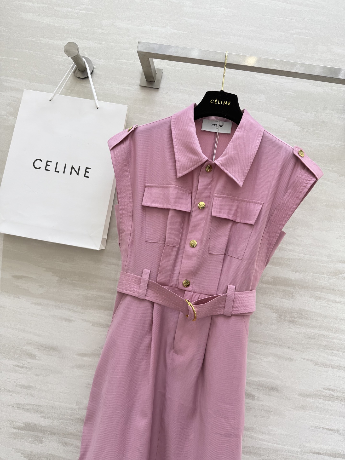 #Celin♡²⁵老钱风 风衣式连衣裙 高腰收腰设计超绝 穿上瞬间勾勒出小蛮腰 显瘦效果一流 马甲式设计