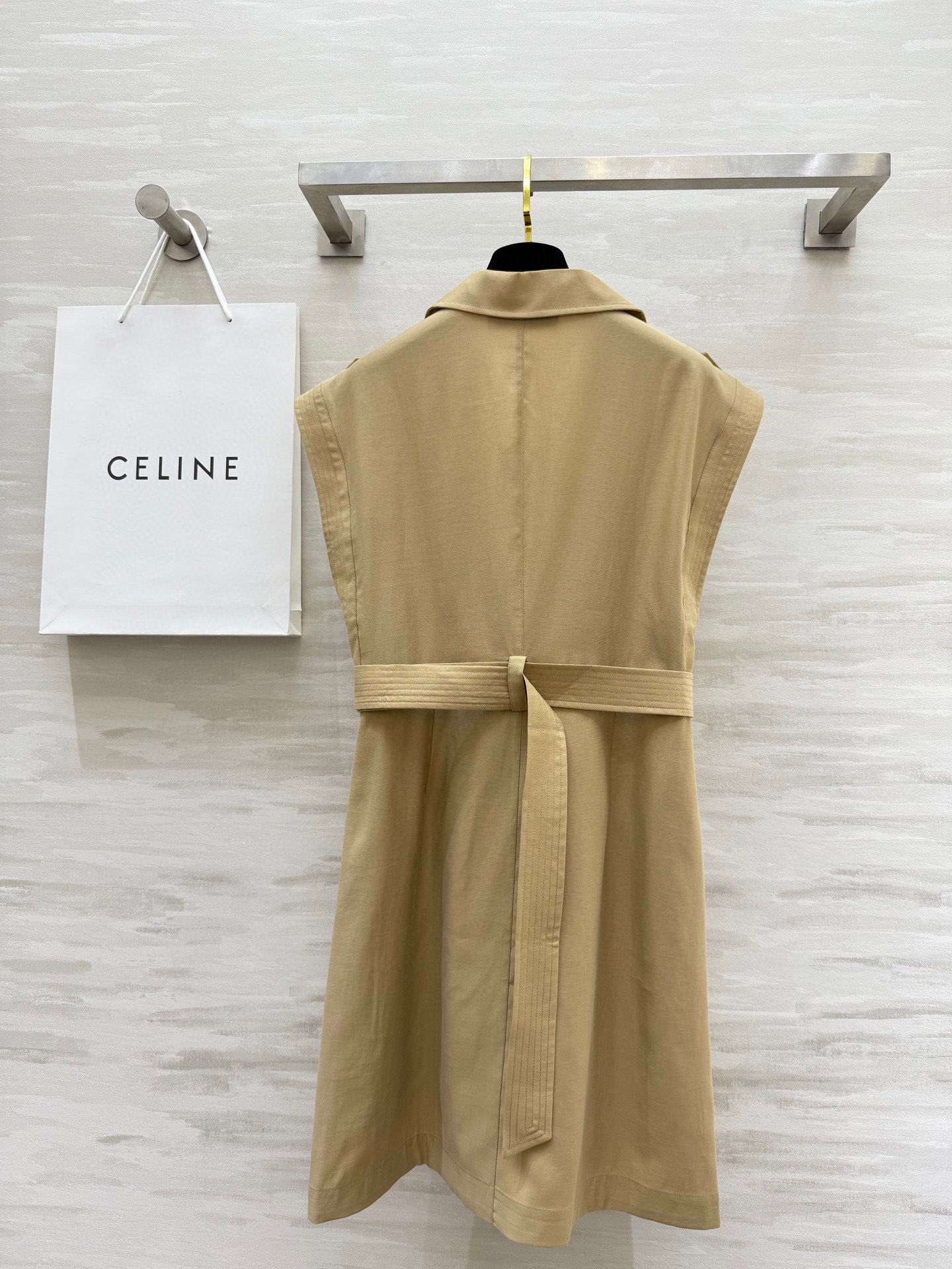 #Celin♡²⁵老钱风 风衣式连衣裙 高腰收腰设计超绝 穿上瞬间勾勒出小蛮腰 显瘦效果一流 马甲式设计