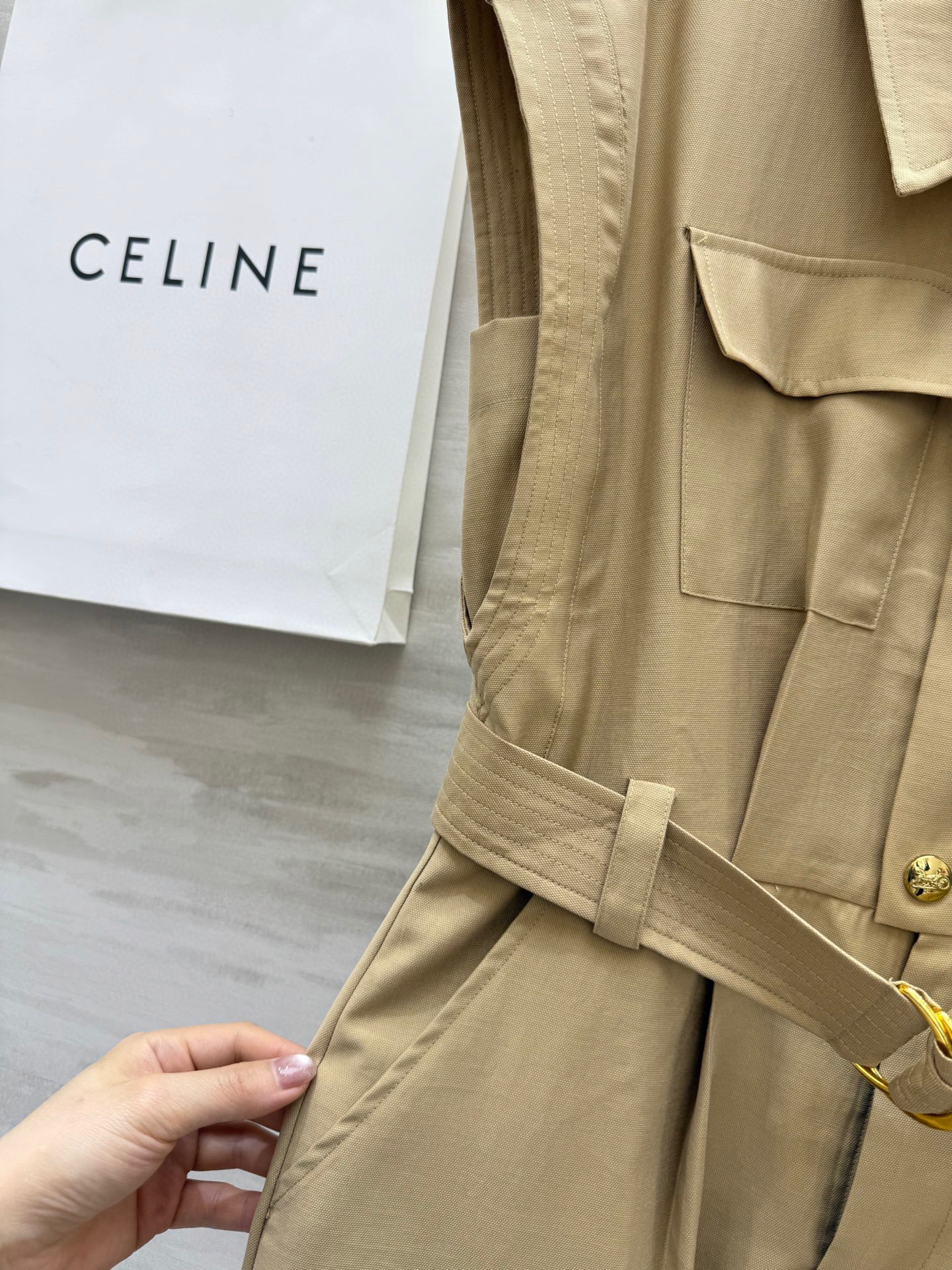 #Celin♡²⁵老钱风 风衣式连衣裙 高腰收腰设计超绝 穿上瞬间勾勒出小蛮腰 显瘦效果一流 马甲式设计
