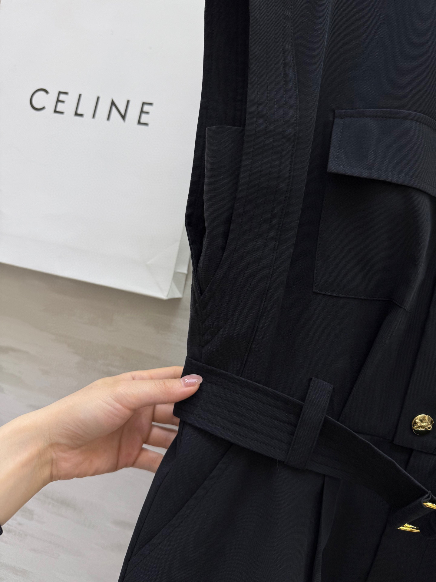#Celin♡²⁵老钱风 风衣式连衣裙 高腰收腰设计超绝 穿上瞬间勾勒出小蛮腰 显瘦效果一流 马甲式设计