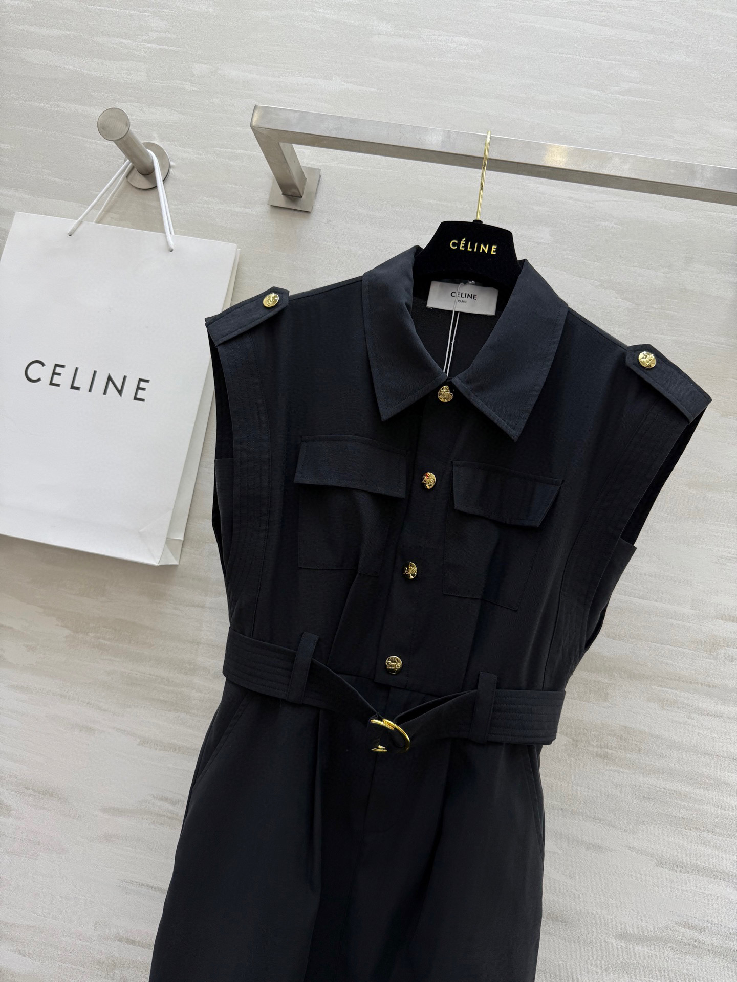 #Celin♡²⁵老钱风 风衣式连衣裙 高腰收腰设计超绝 穿上瞬间勾勒出小蛮腰 显瘦效果一流 马甲式设计